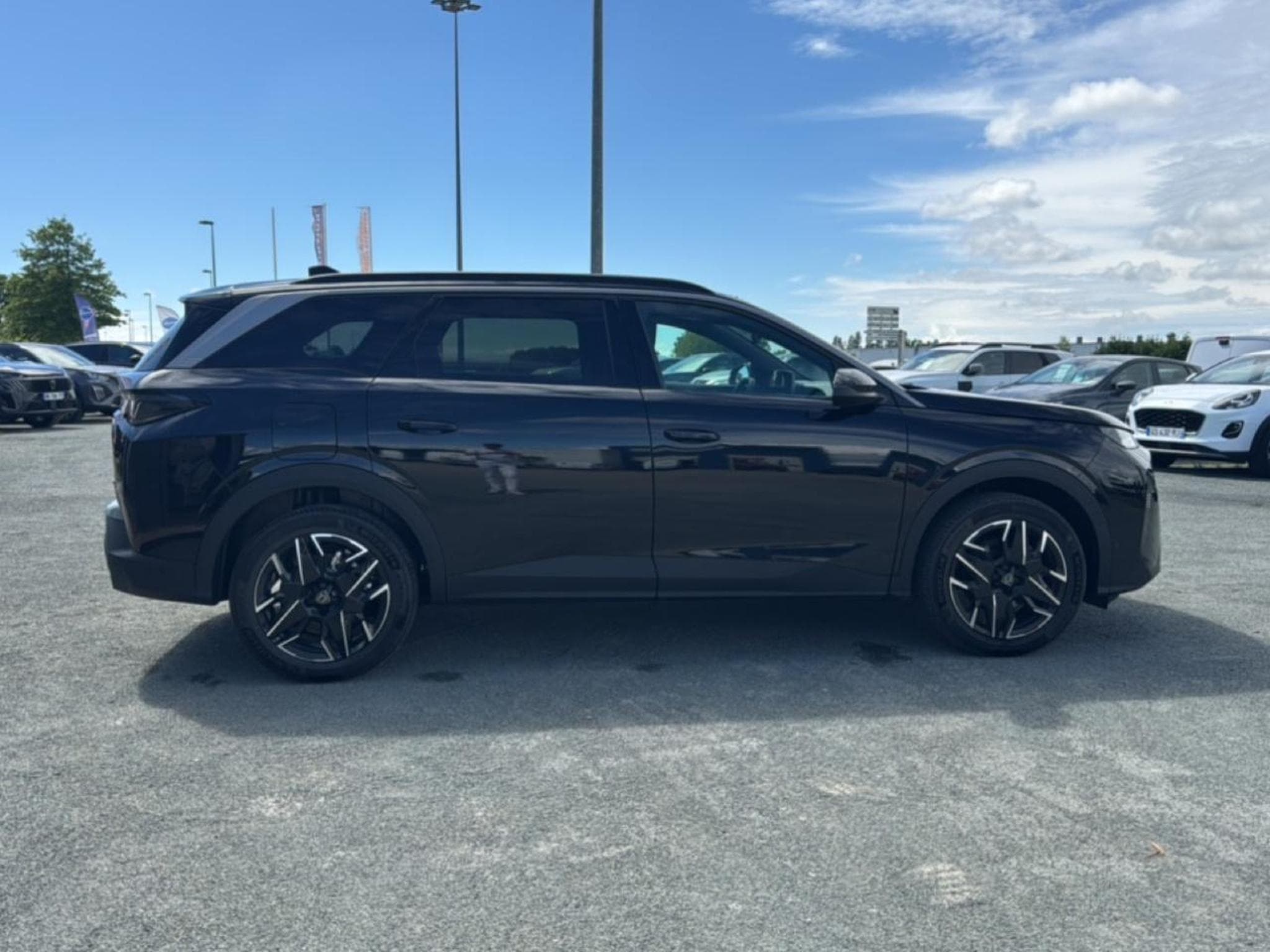 Peugeot 5008 HYBRID 145 ALLURE E-DCS6 (2025) - Photo 4