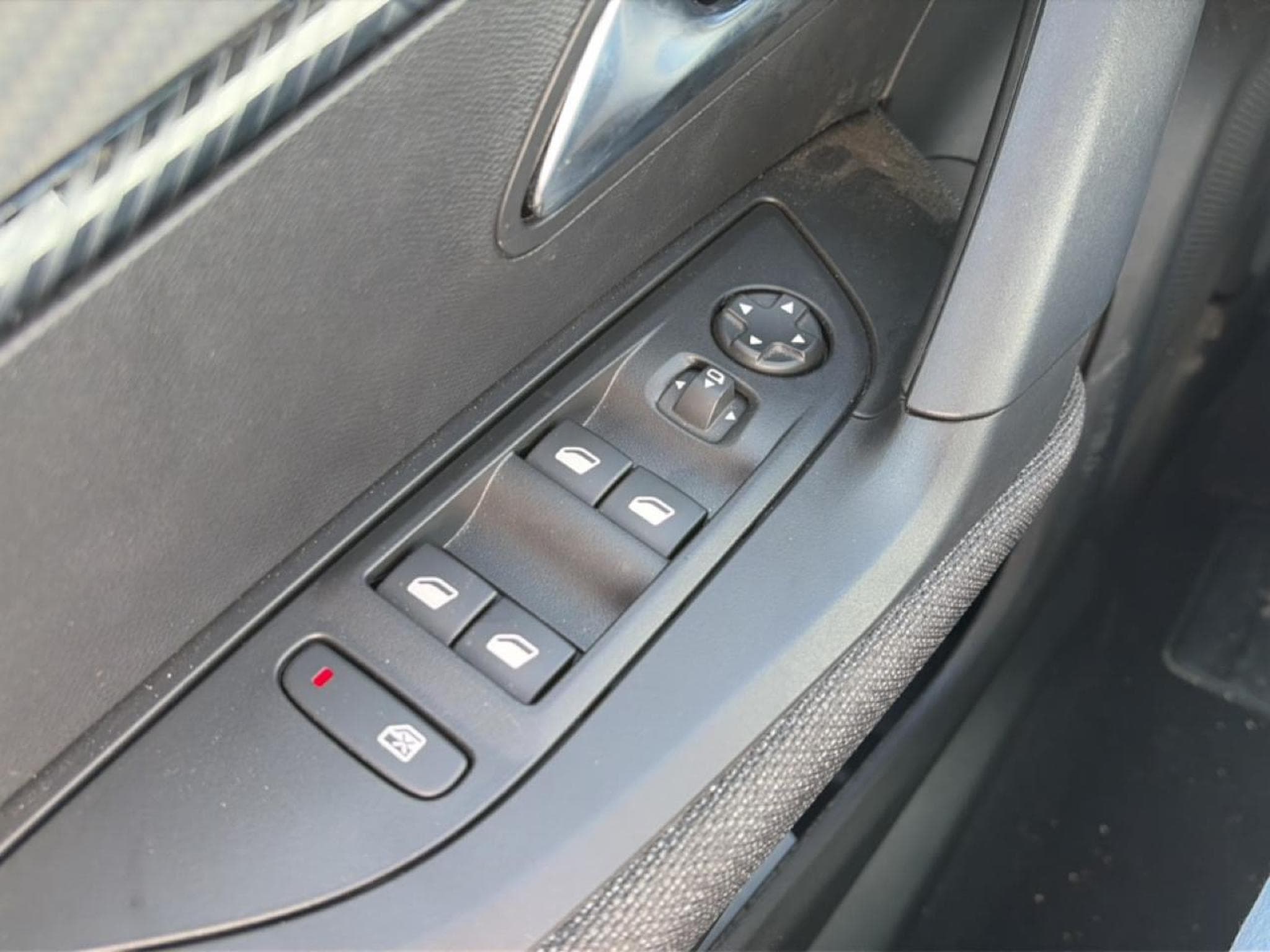 Peugeot 2008 1.2 100 STYLE (2025) - Photo 11