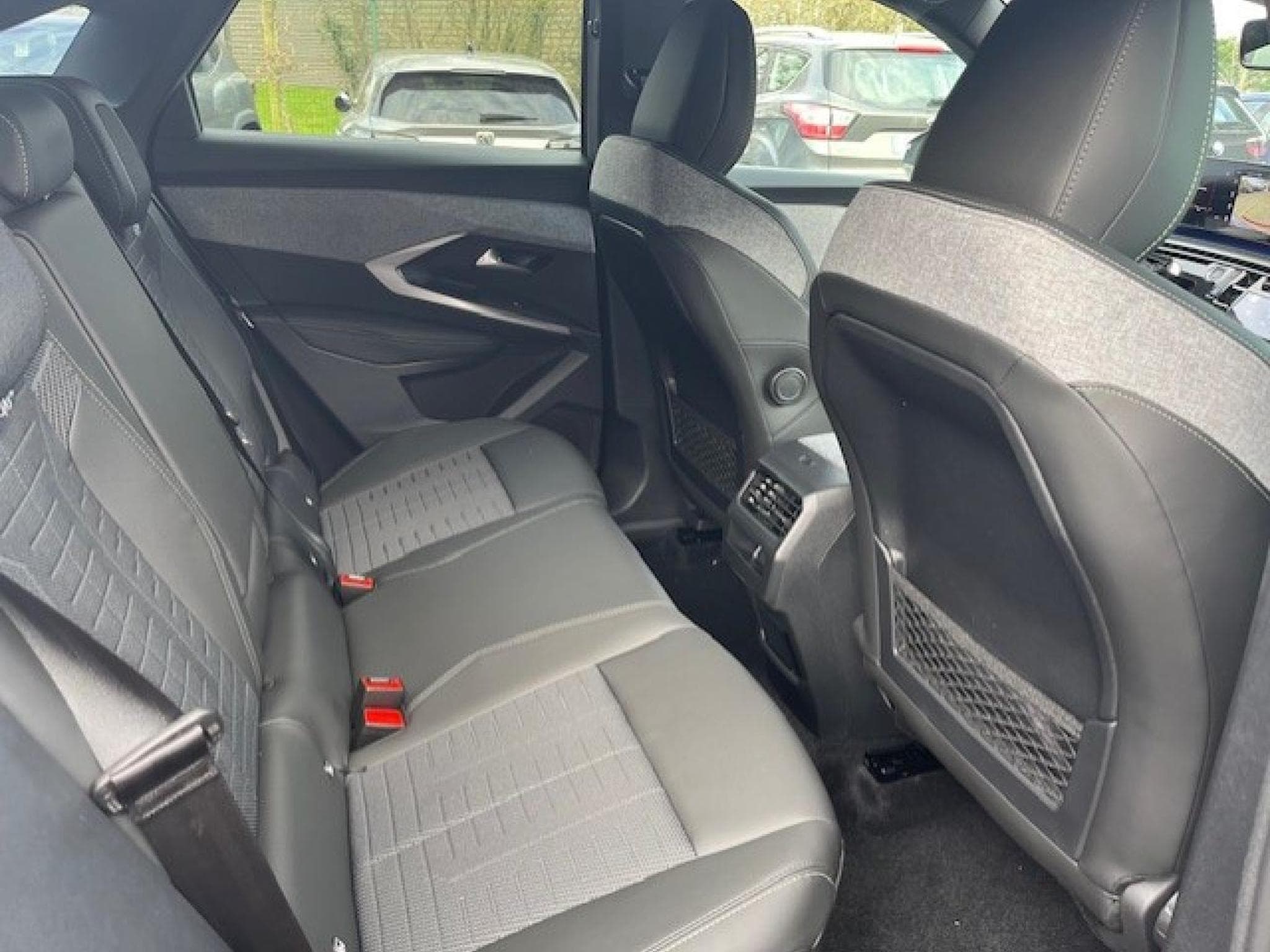 Peugeot 3008 1.2 HYBRID 136 GT E-DCS6 (2025) - Photo 13