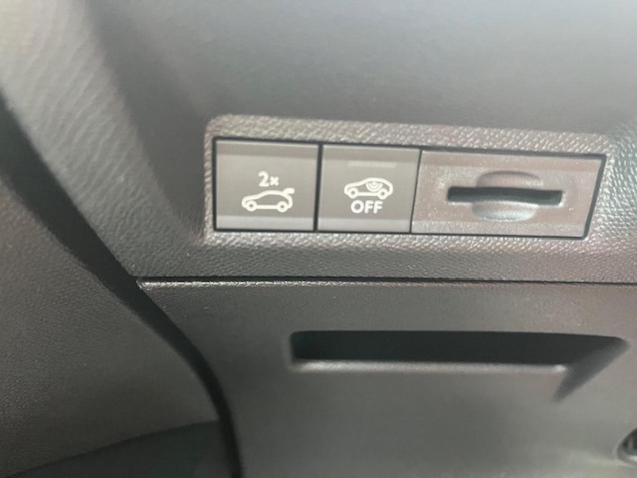 Peugeot 3008 1.2 HYBRID 136 GT E-DCS6 (2025) - Photo 16