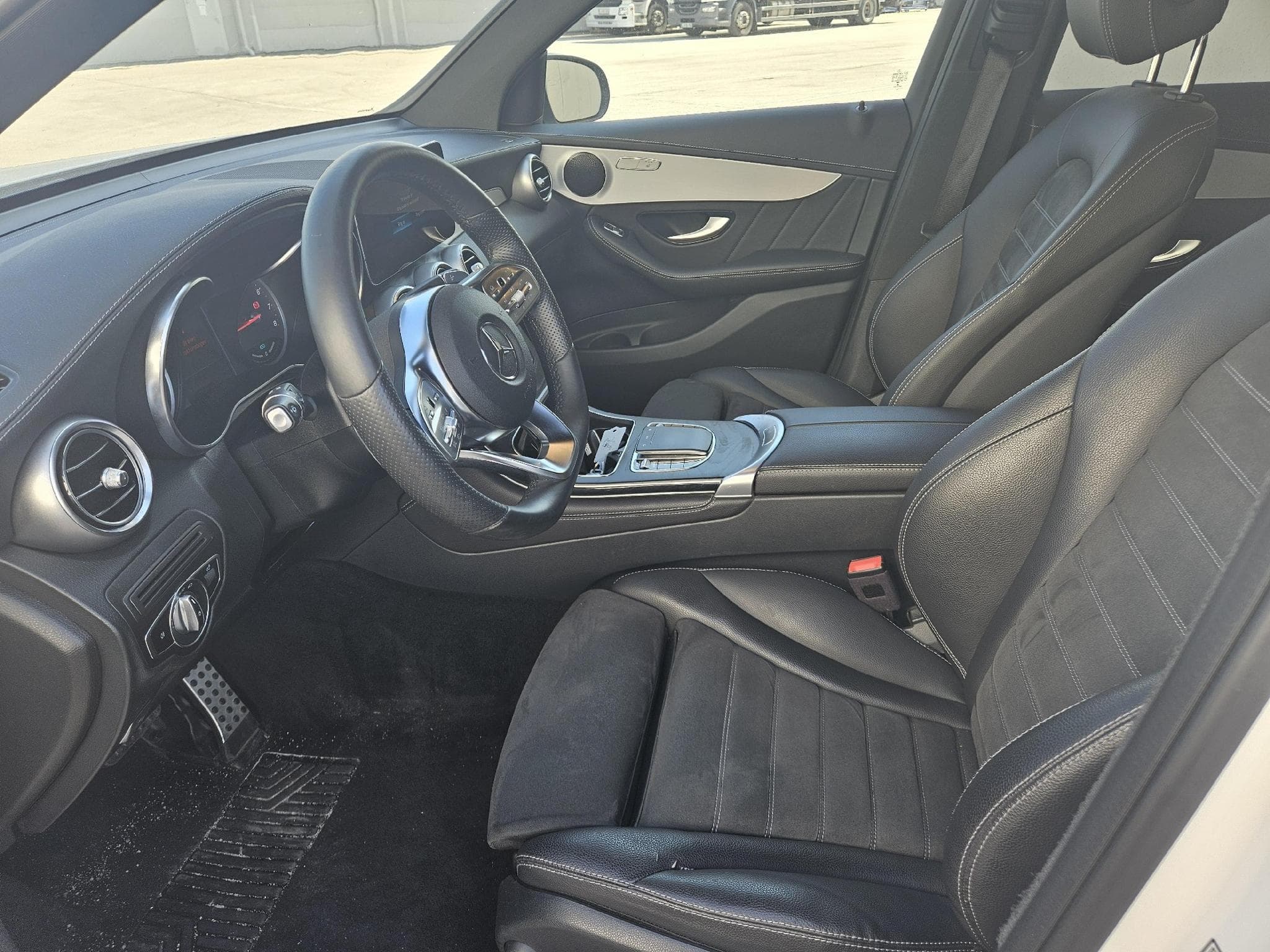 Mercedes GLC AMG Line (2020) - Photo 19