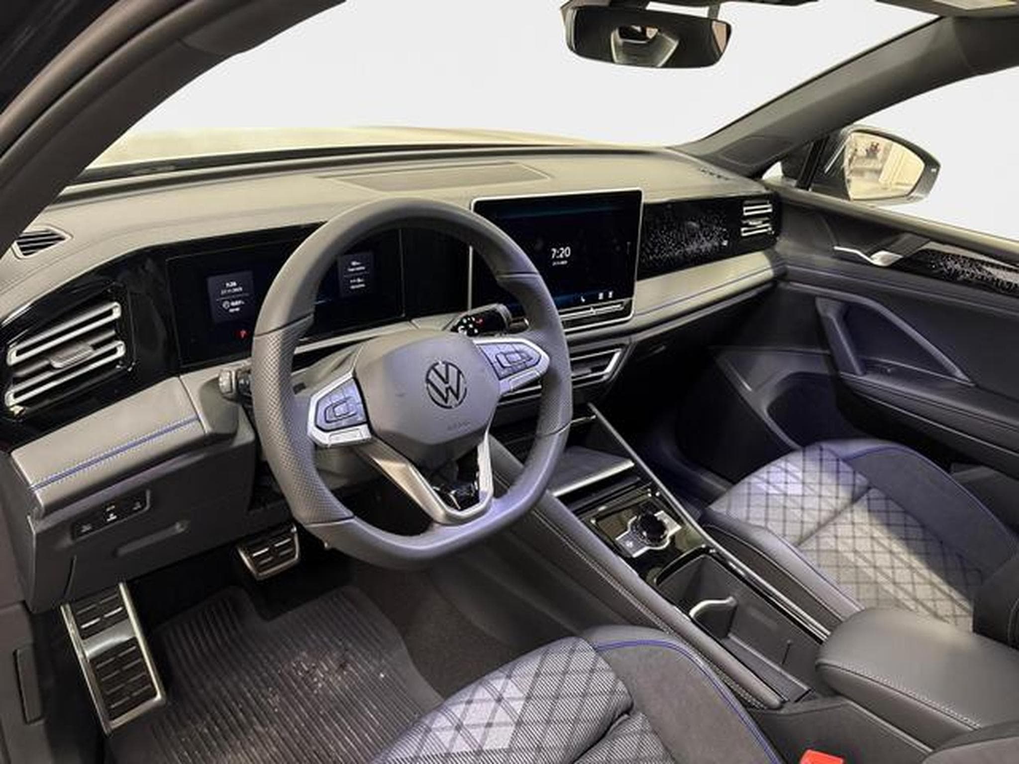VW Tiguan Standard (2025) - Photo 12