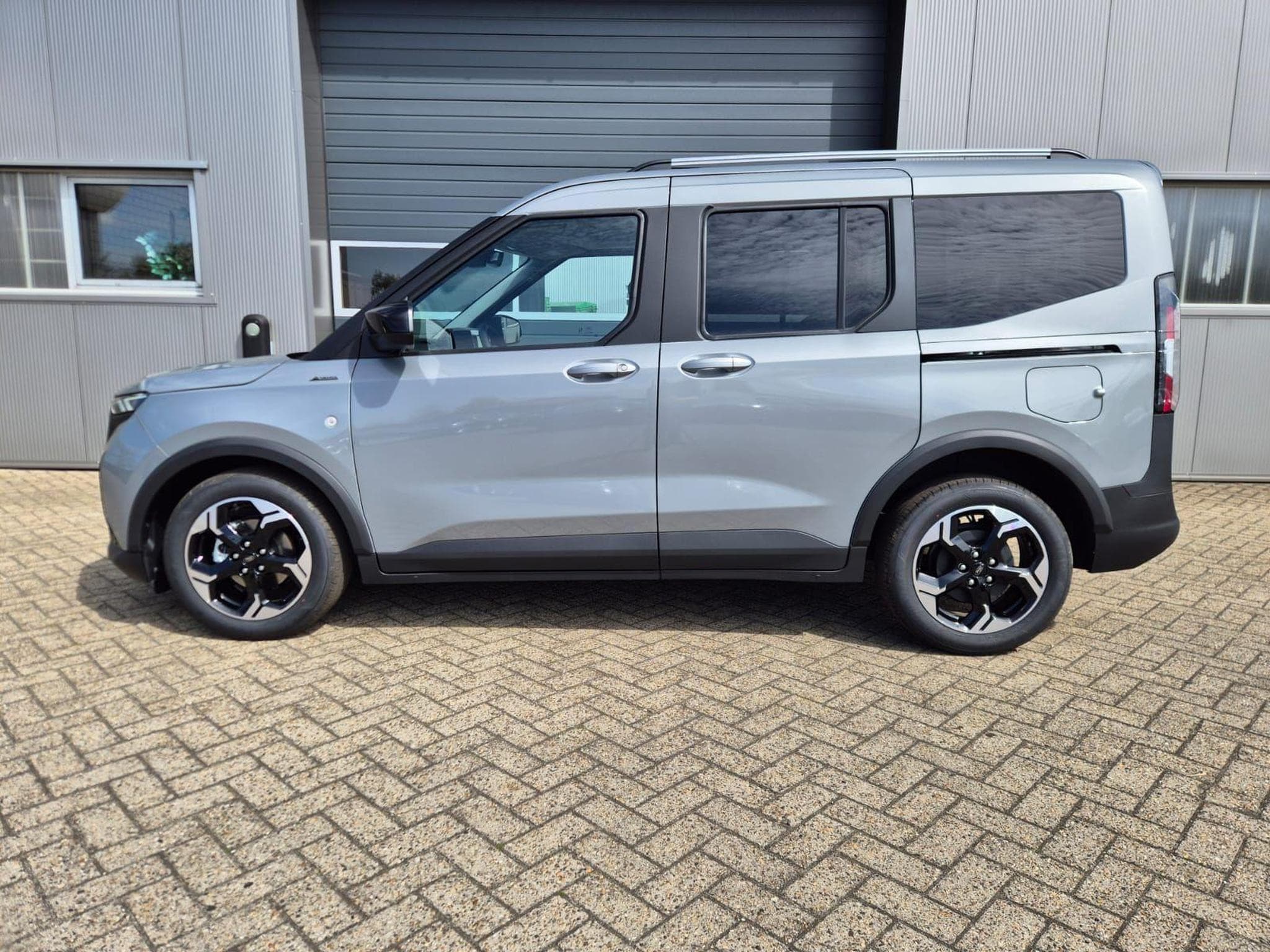 Ford Tourneo Standard (2026) - Photo 2
