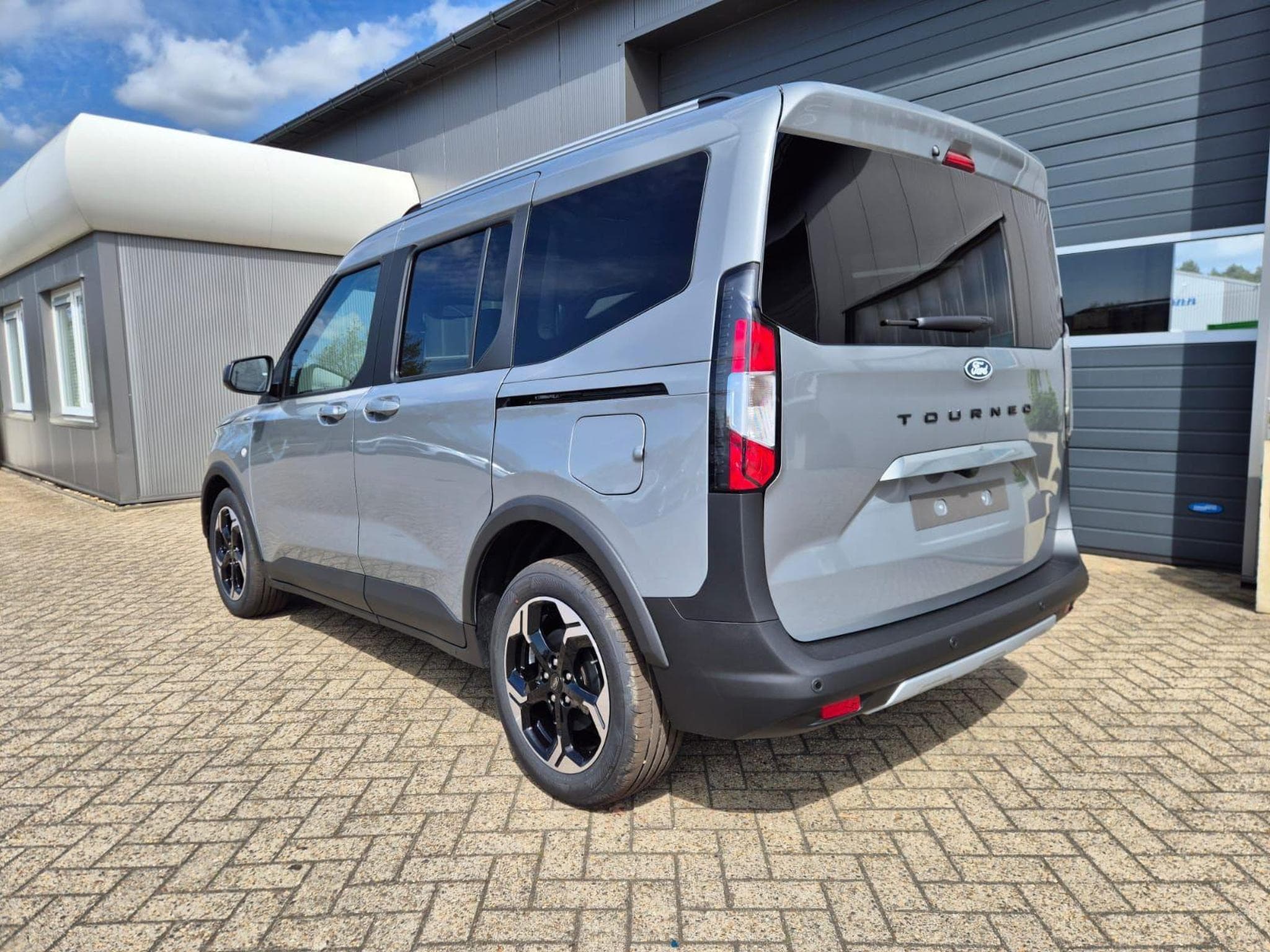 Ford Tourneo Standard (2026) - Photo 3
