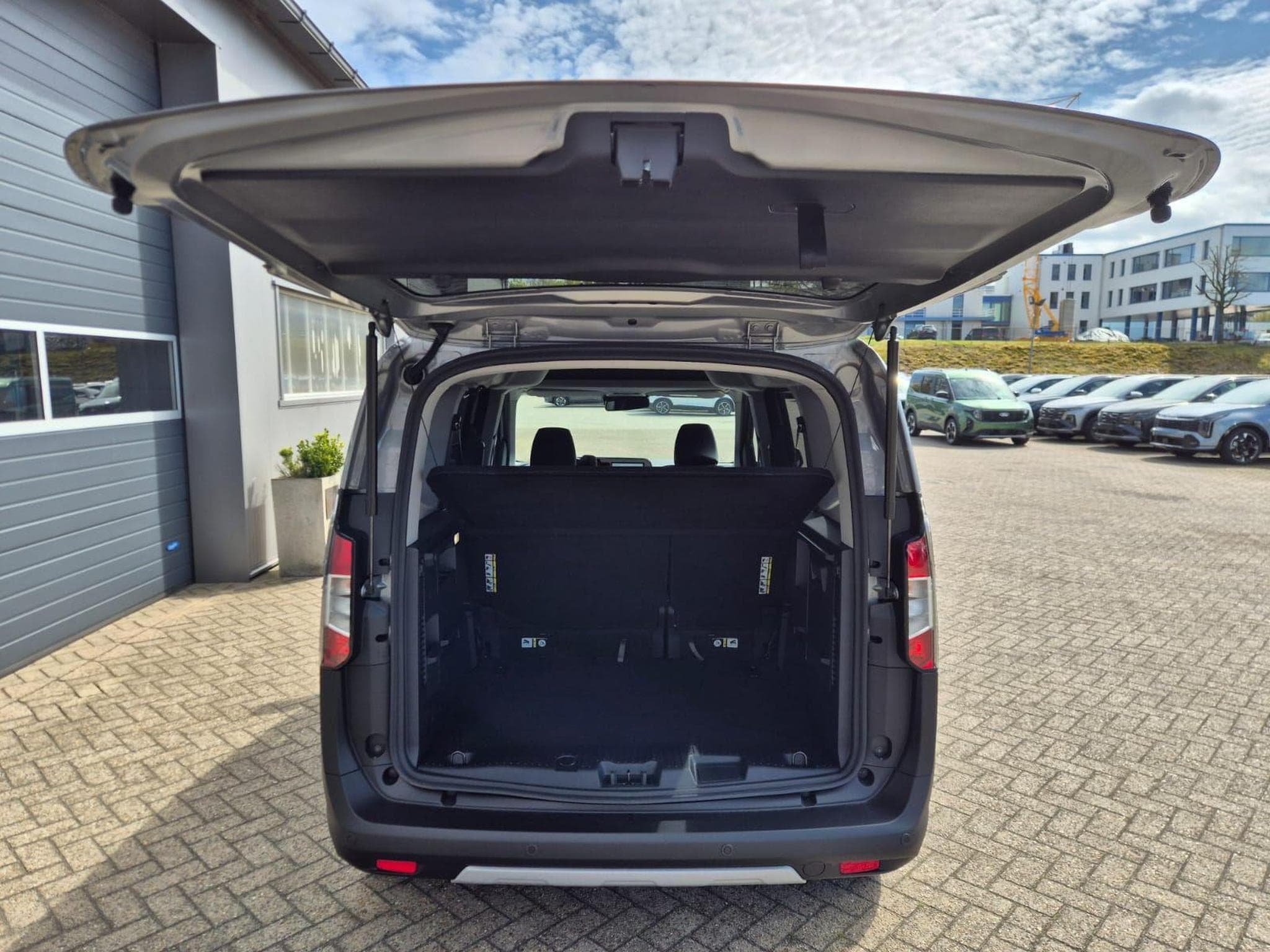 Ford Tourneo Standard (2026) - Photo 9
