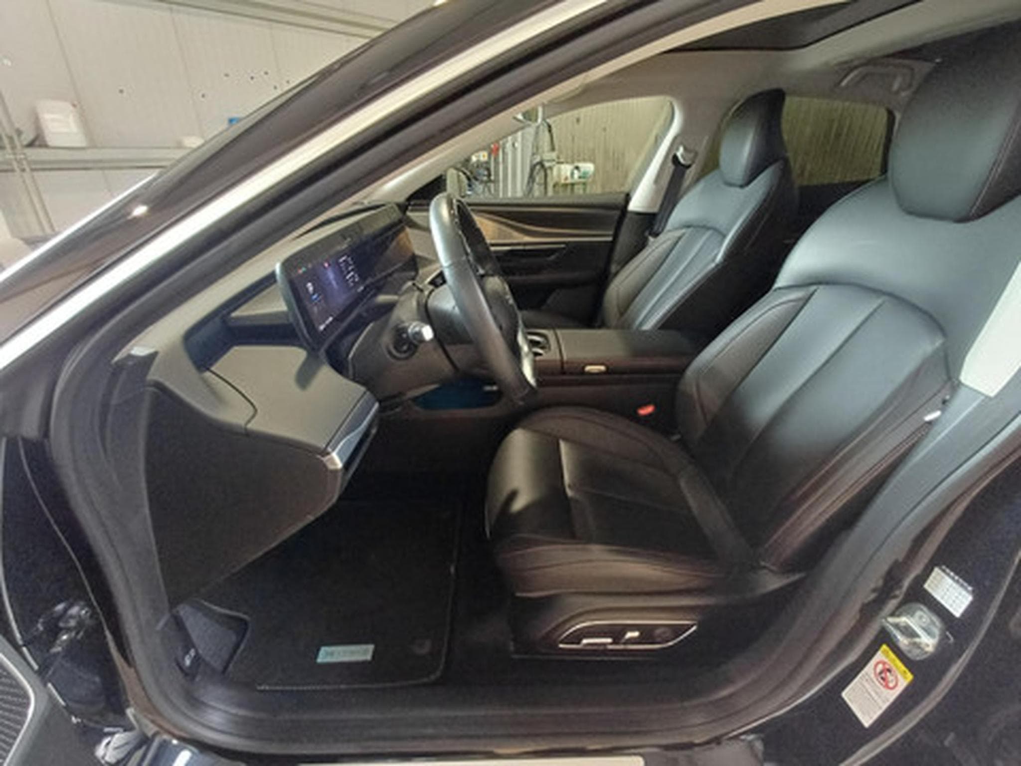 Xpeng P7 BEV 86KWH Long Range RWD (2025) - Photo 8