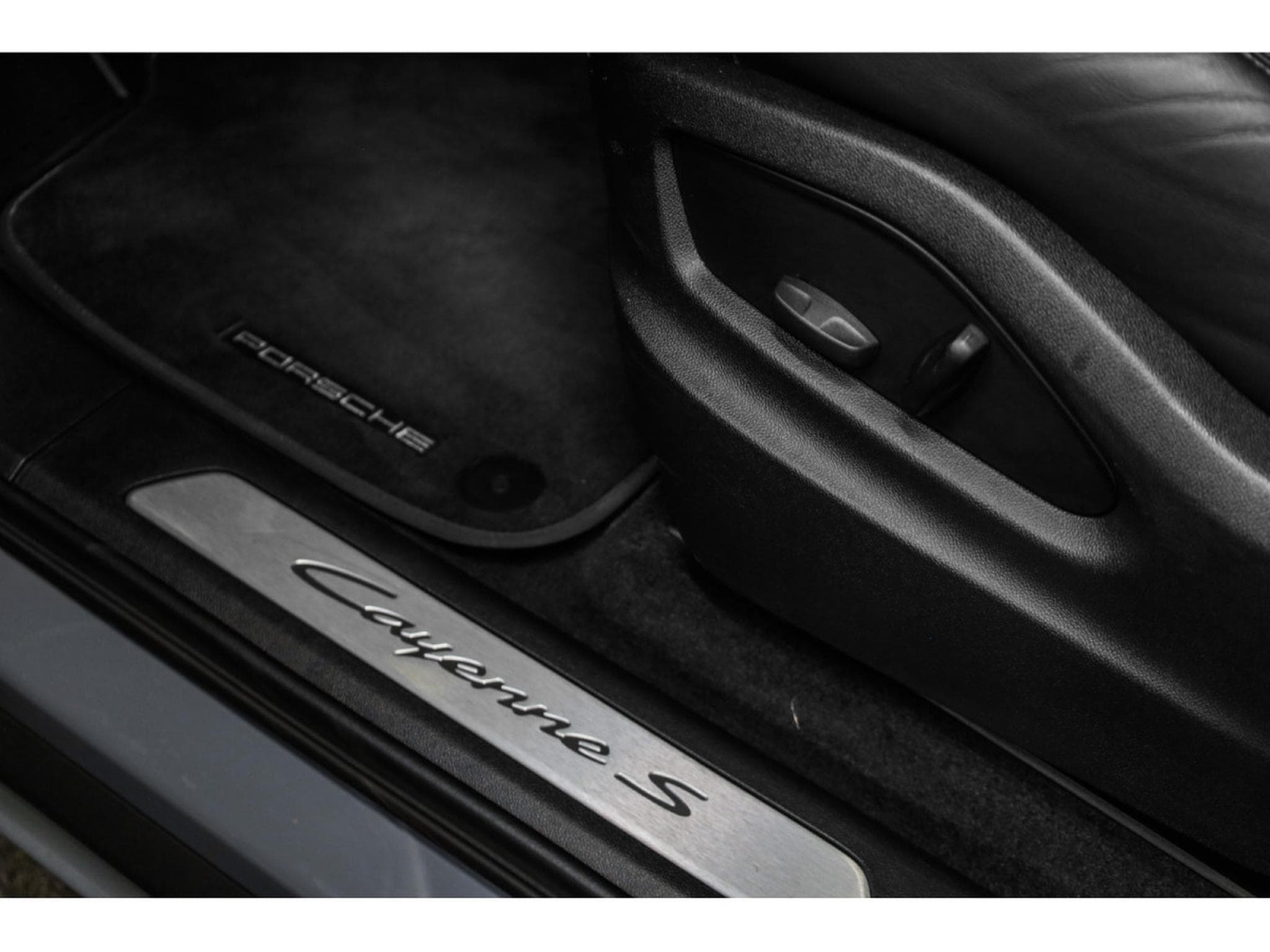 Porsche Cayenne S Coupé - ARCTIC GREY (2023) - Photo 23