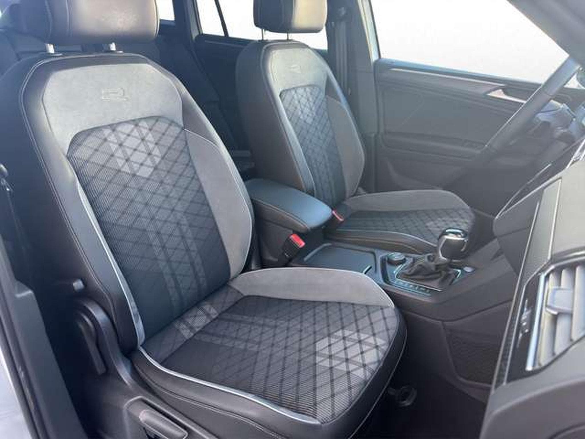 VW Tiguan R-Line 4Motion/Matrix/AHK/Black/DCC (2022) - Photo 16
