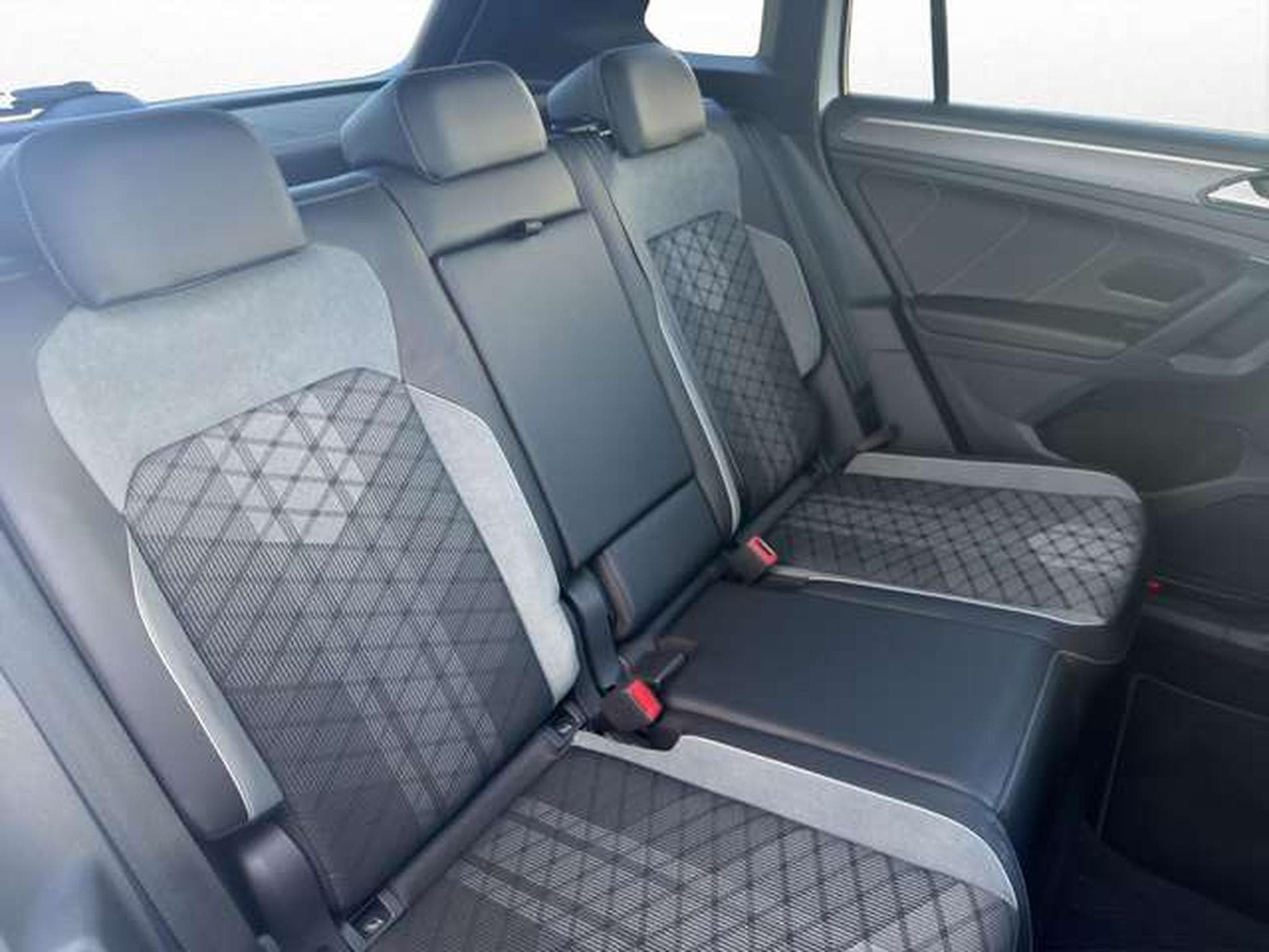 VW Tiguan R-Line 4Motion/Matrix/AHK/Black/DCC (2022) - Photo 17