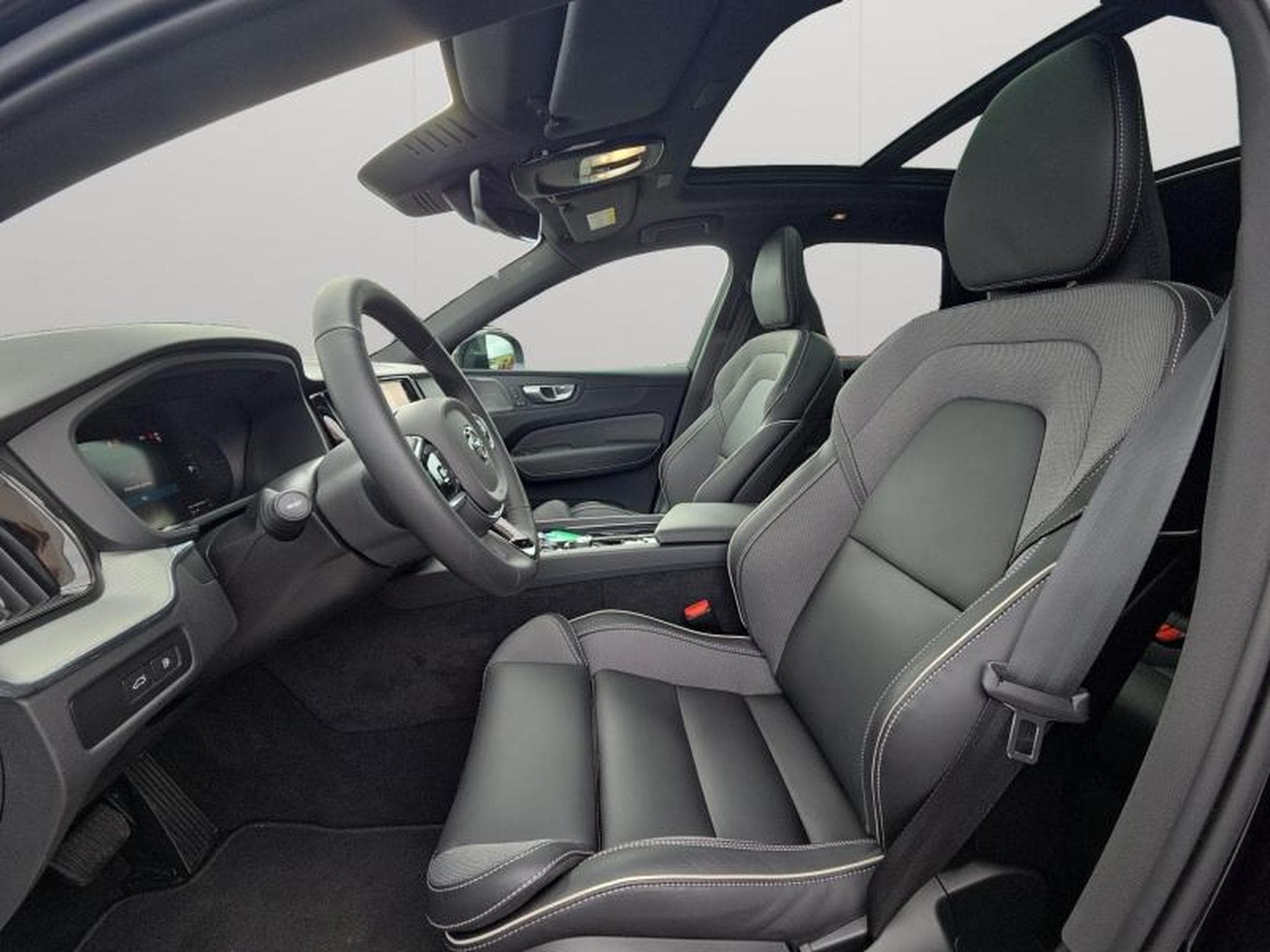 Volvo XC60 T6 Plus Dark / Hybride KIT HIVER (2025) - Photo 30
