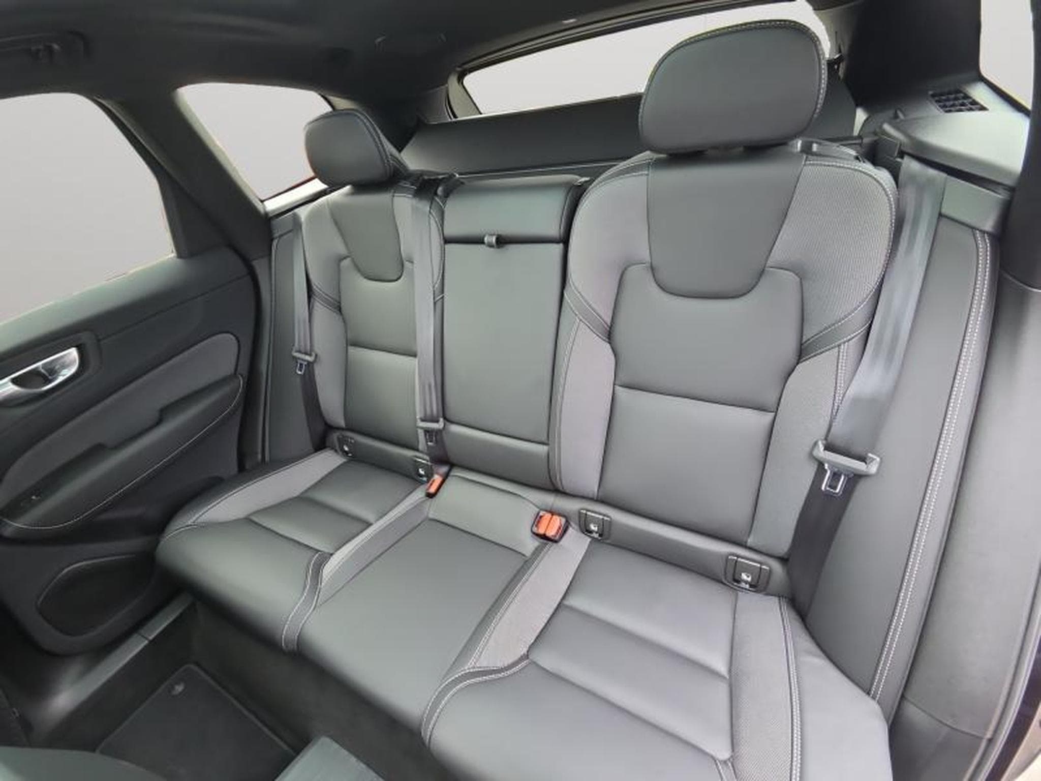 Volvo XC60 T6 Plus Dark / Hybride KIT HIVER (2025) - Photo 34