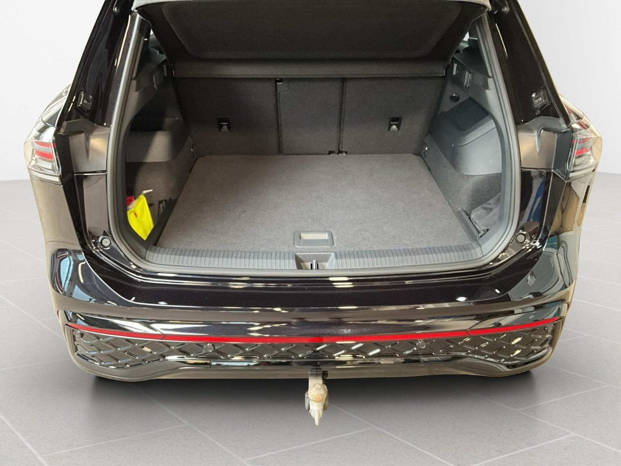 VW Tiguan R-Line+DSG+Black-Style+4M+Pano+AHK+IQ-Drive (2025) - Photo 17