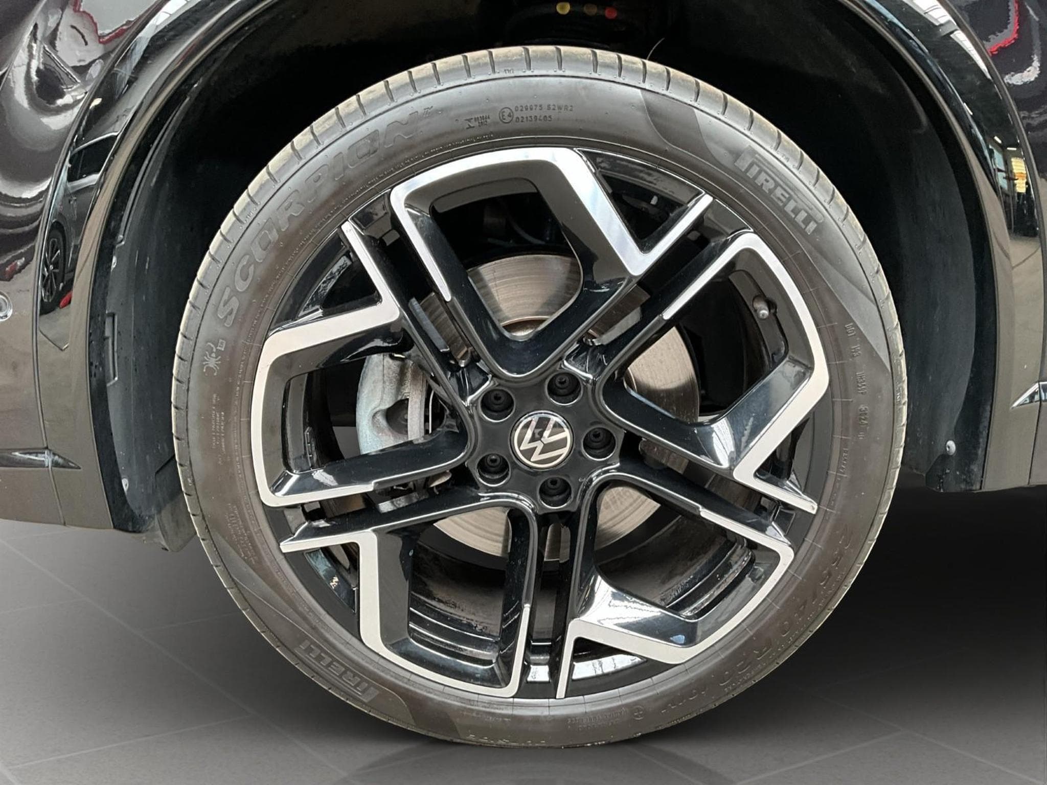 VW Tiguan R-Line+DSG+Black-Style+4M+Pano+AHK+IQ-Drive (2025) - Photo 8