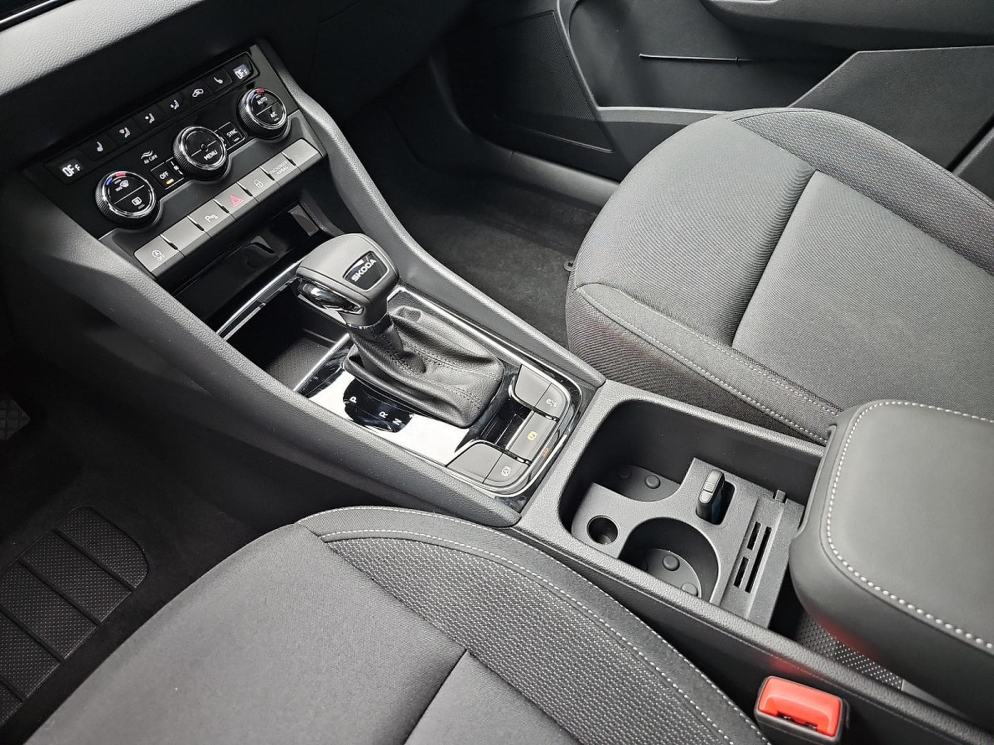Skoda Karoq 1.5 TSi DSG 150 130 Anniversary (2026) - Photo 12