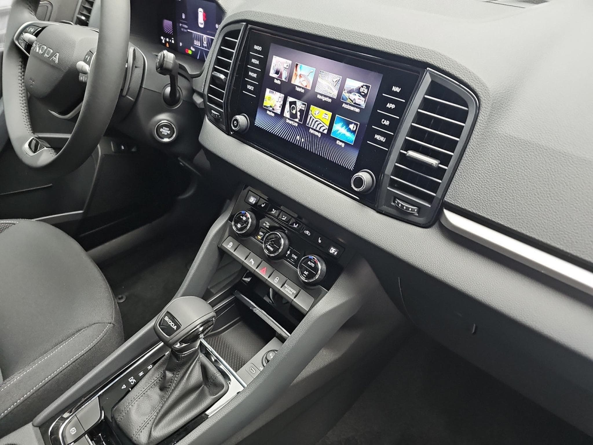 Skoda Karoq 1.5 TSi DSG 150 130 Anniversary (2026) - Photo 16