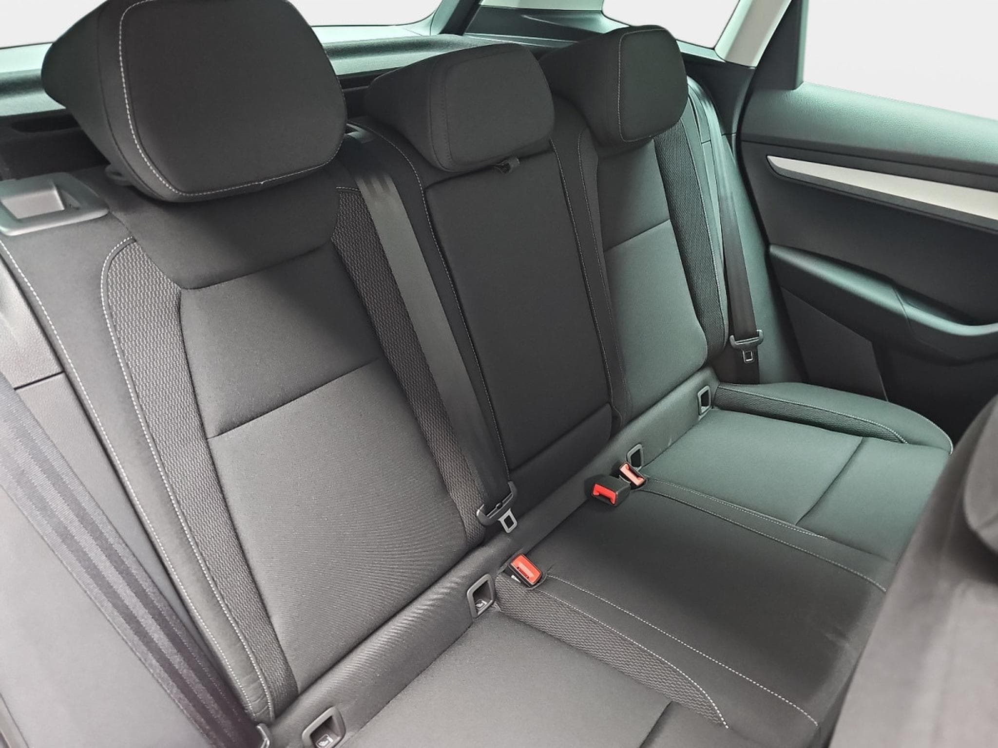 Skoda Karoq 1.5 TSi DSG 150 130 Anniversary (2026) - Photo 17