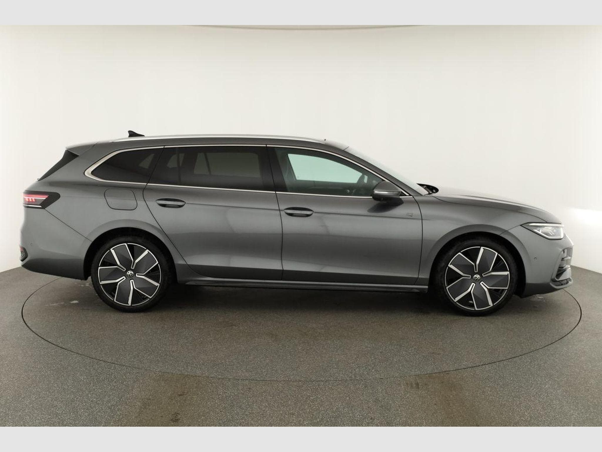 VW Passat Variant 2.0 TDI 142 kW 4Motion R-Line (2026) - Photo 23