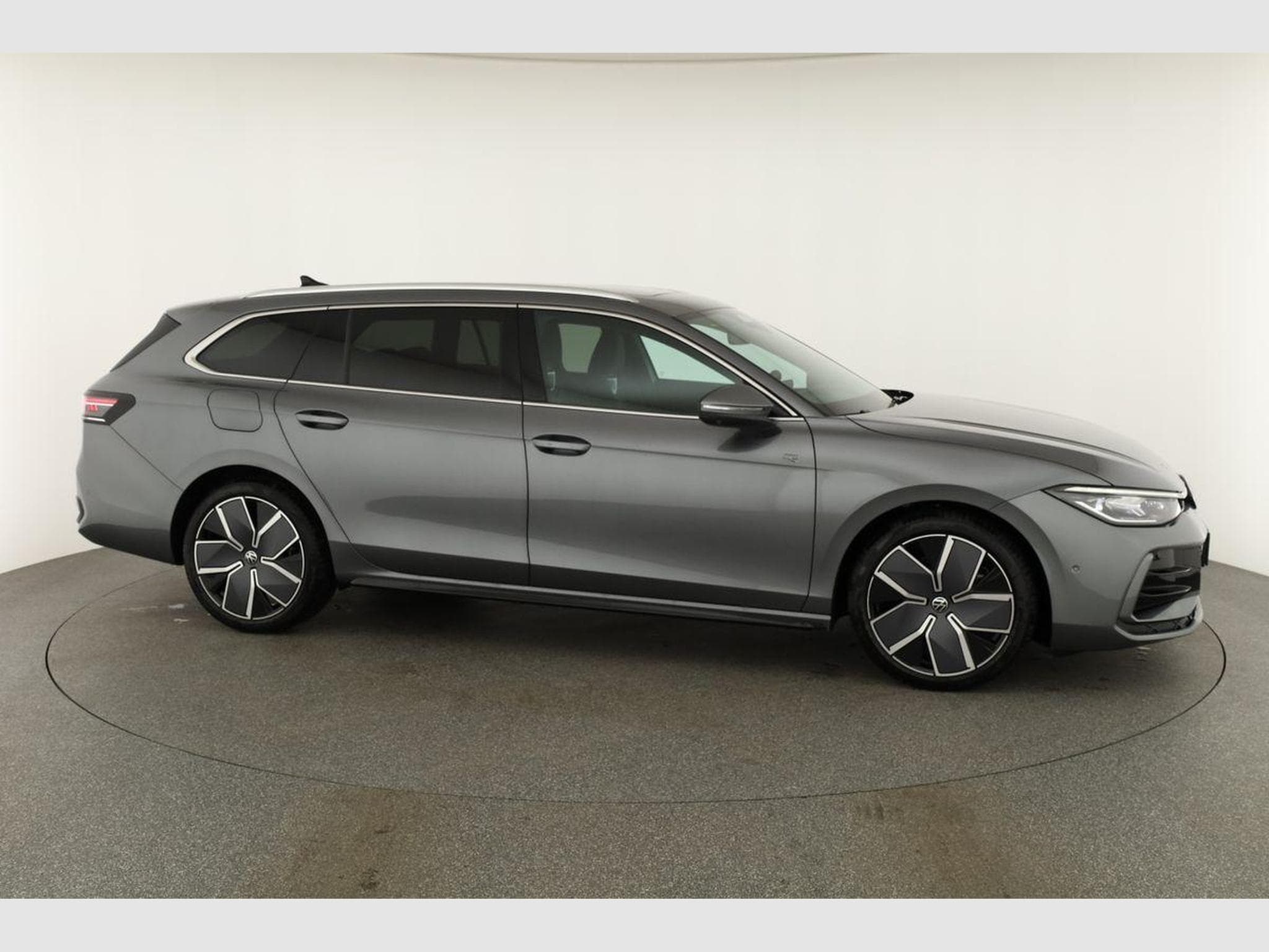 VW Passat Variant 2.0 TDI 142 kW 4Motion R-Line (2026) - Photo 24