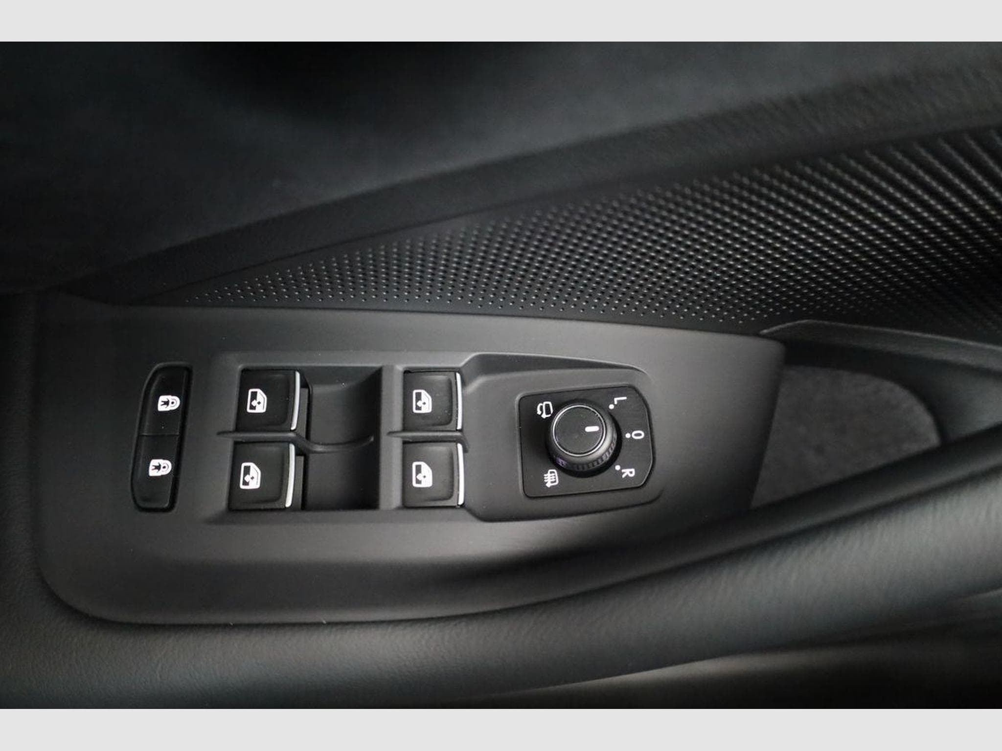 VW Passat Variant 2.0 TDI 142 kW 4Motion R-Line (2026) - Photo 7