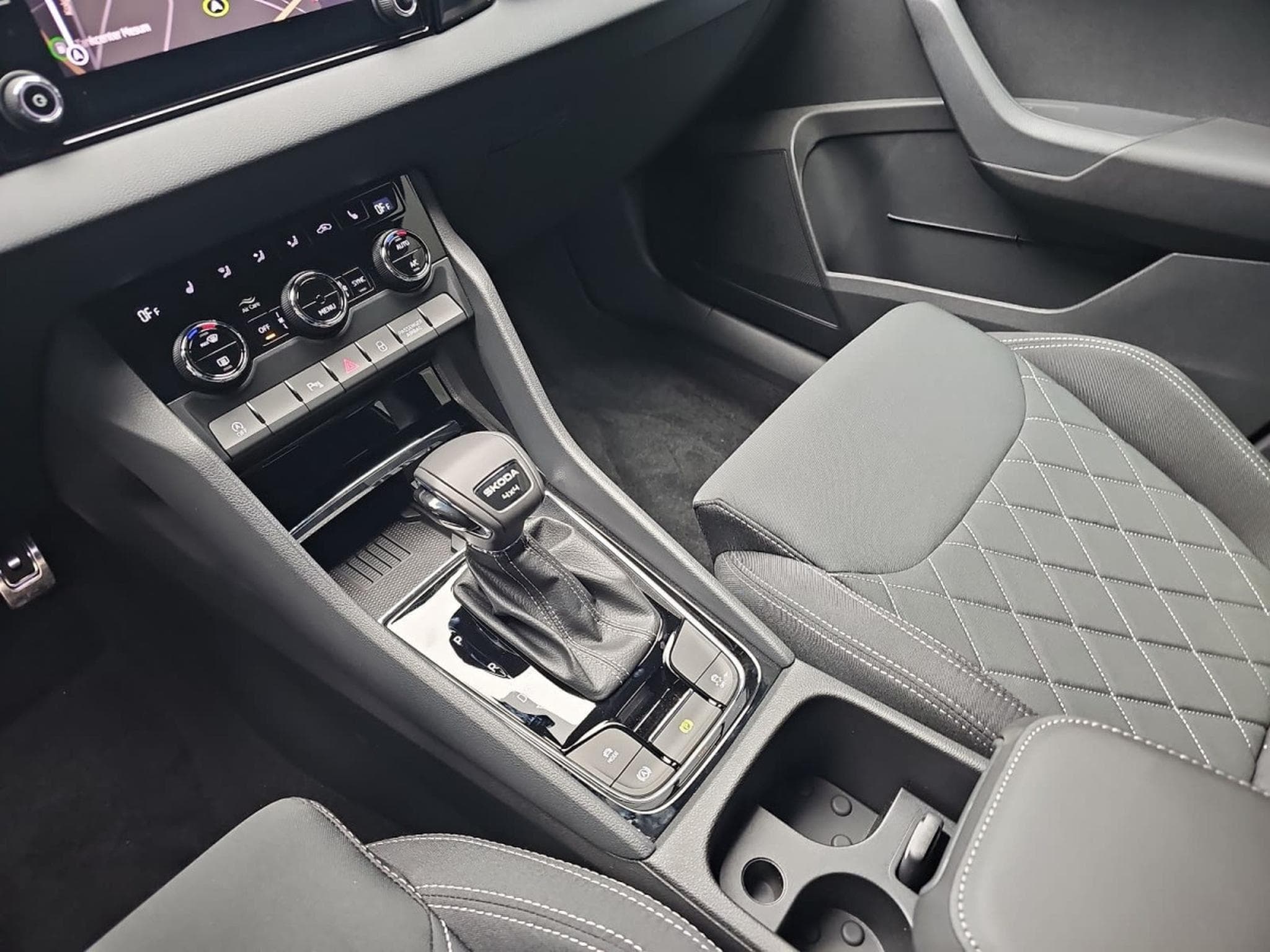Skoda Karoq 2.0 TSI 190 DSG SPORTLINE 4x4 (2025) - Photo 12