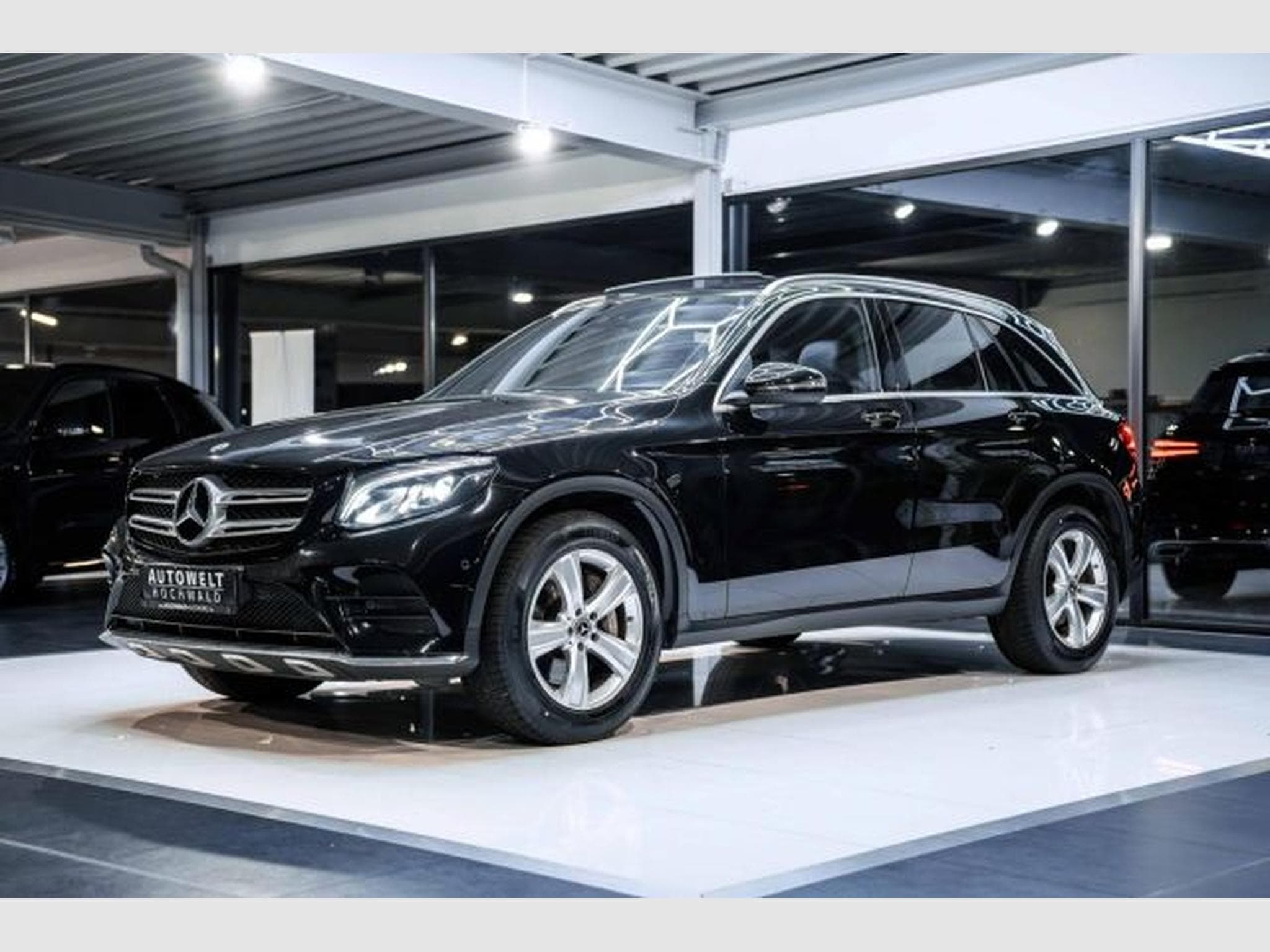 Mercedes GLC 220 GLC 220d 4Matic 9G-tronic AMG Line PANO LED NAVI (2018) - Photo 4