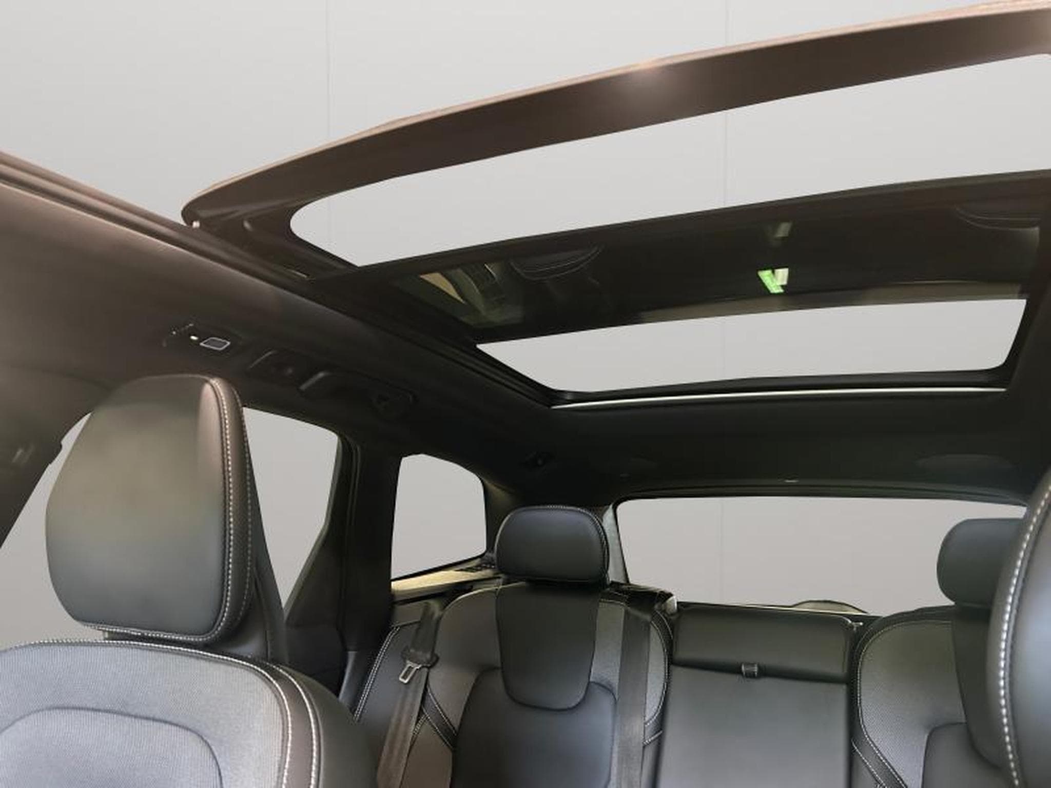 Volvo XC60 T6 Plus Dark / Hybride KIT HIVER INCLUS (2025) - Photo 14