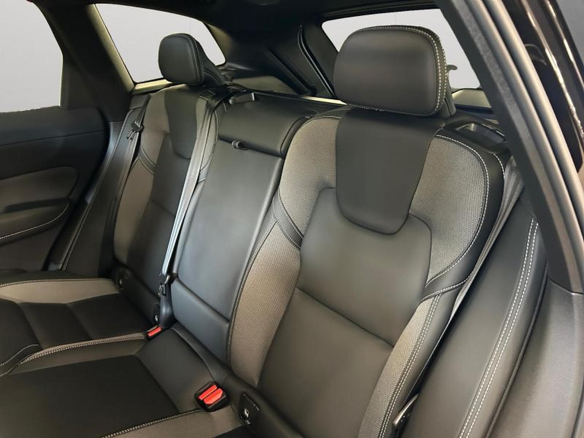 Volvo XC60 T6 Plus Dark / Hybride KIT HIVER INCLUS (2025) - Photo 23