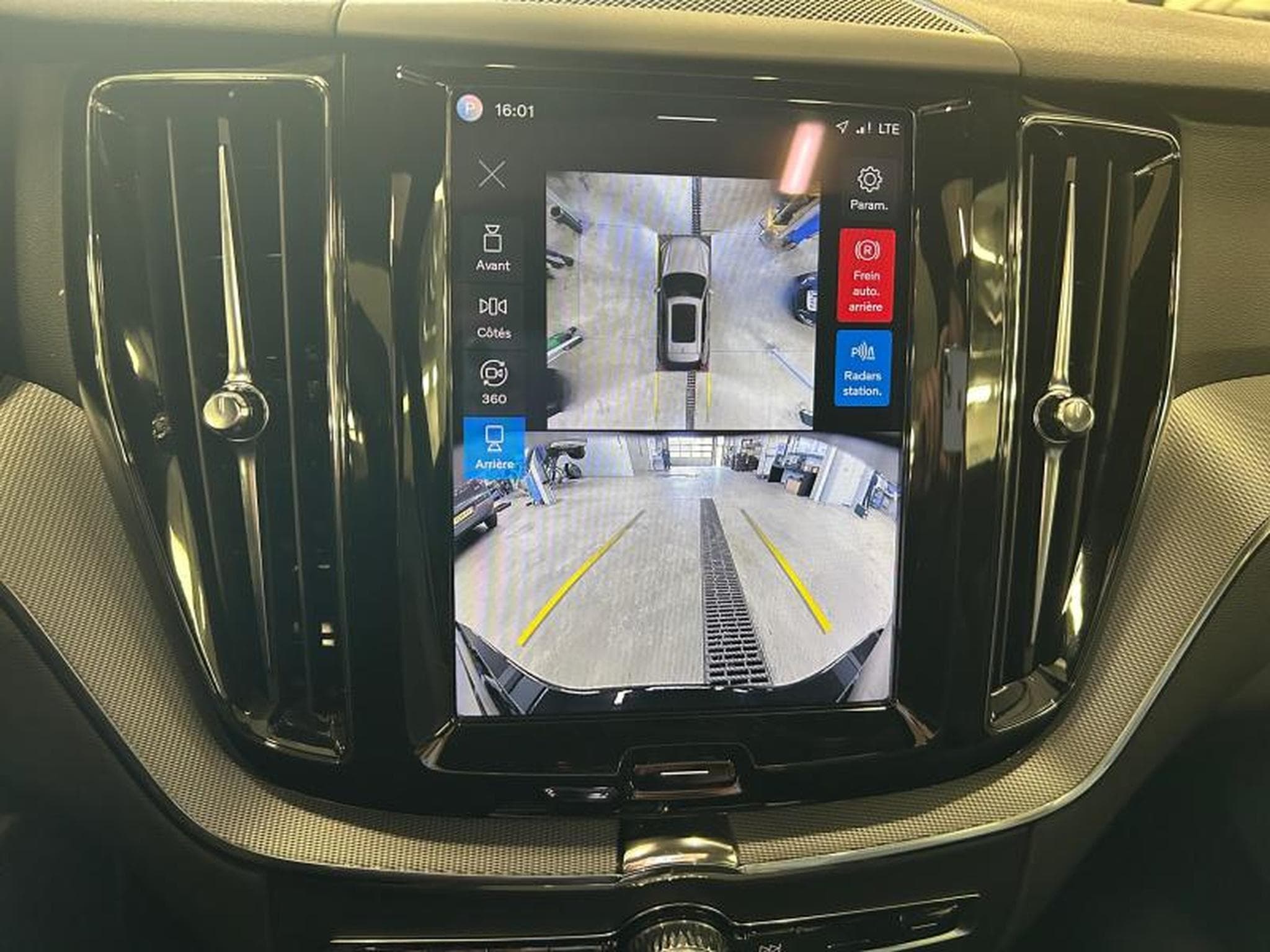 Volvo XC60 T6 Plus Dark / Hybride KIT HIVER INCLUS (2025) - Photo 9