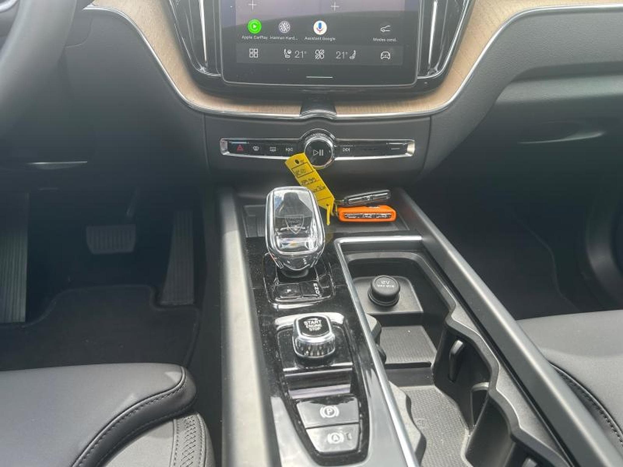 Volvo XC60 FACELIFT T6 Plus Dark / Hybride KIT HIVER INCLUS (2025) - Photo 10