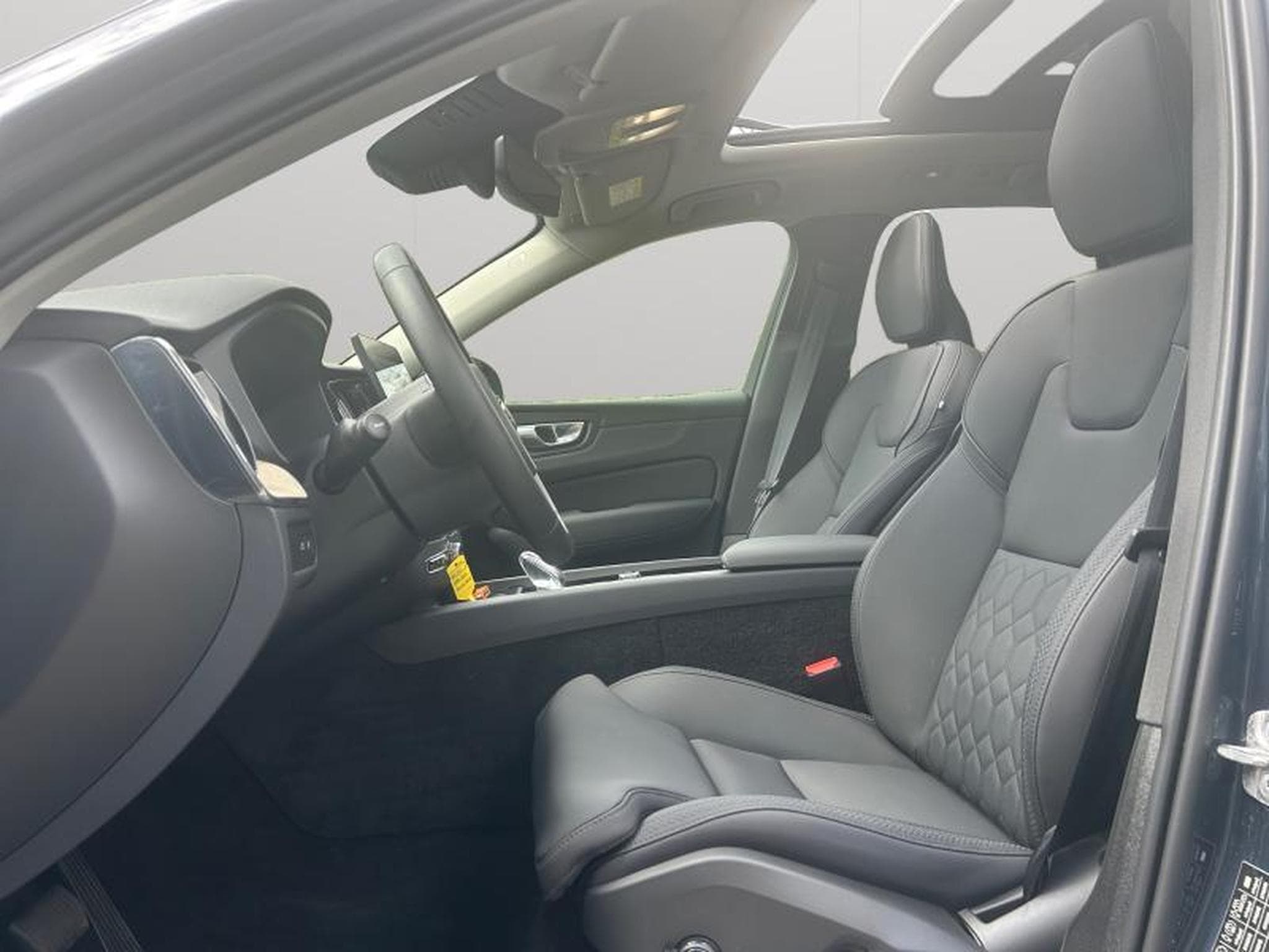 Volvo XC60 FACELIFT T6 Plus Dark / Hybride KIT HIVER INCLUS (2025) - Photo 12