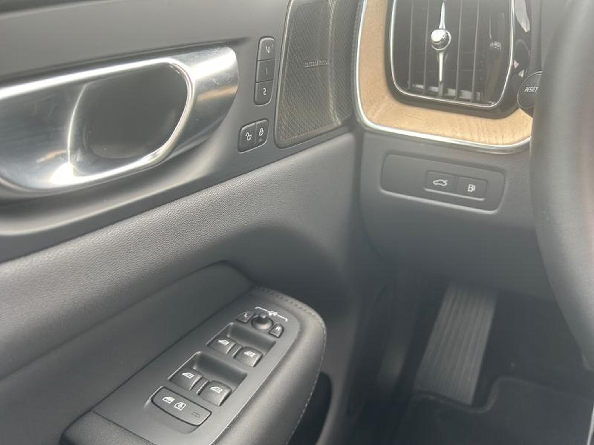 Volvo XC60 FACELIFT T6 Plus Dark / Hybride KIT HIVER INCLUS (2025) - Photo 14