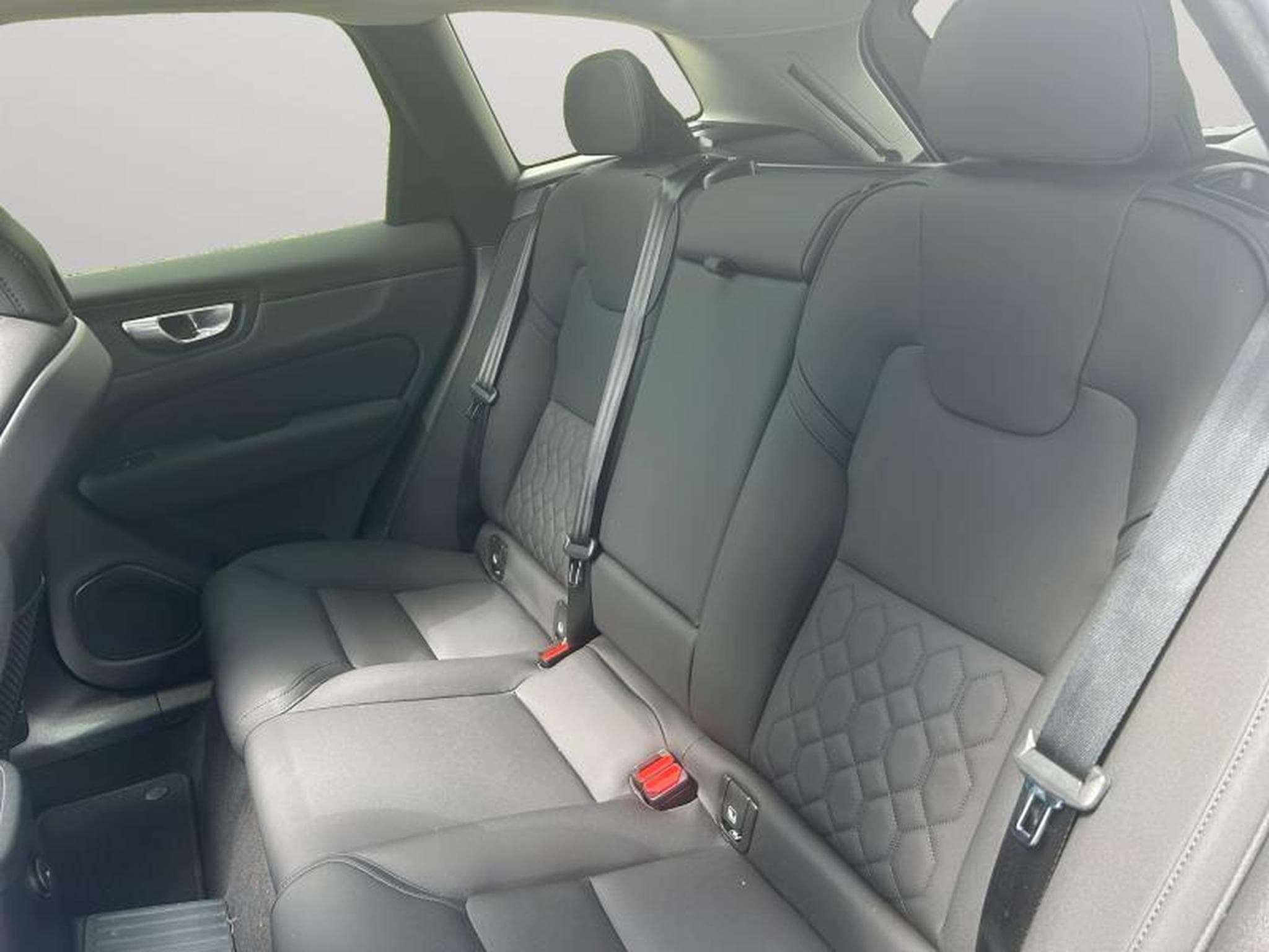 Volvo XC60 FACELIFT T6 Plus Dark / Hybride KIT HIVER INCLUS (2025) - Photo 15