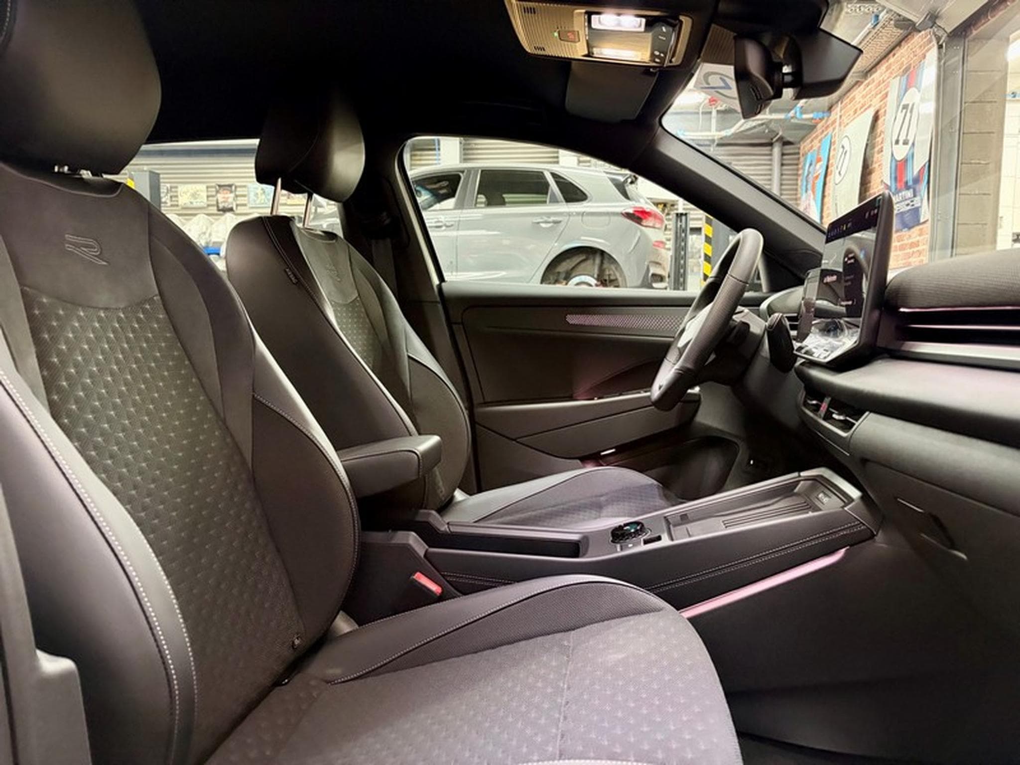 VW T-Roc T-Roc 1.5 eTSI 150cv Hyb-Ess R-LINE (2026) - Photo 8