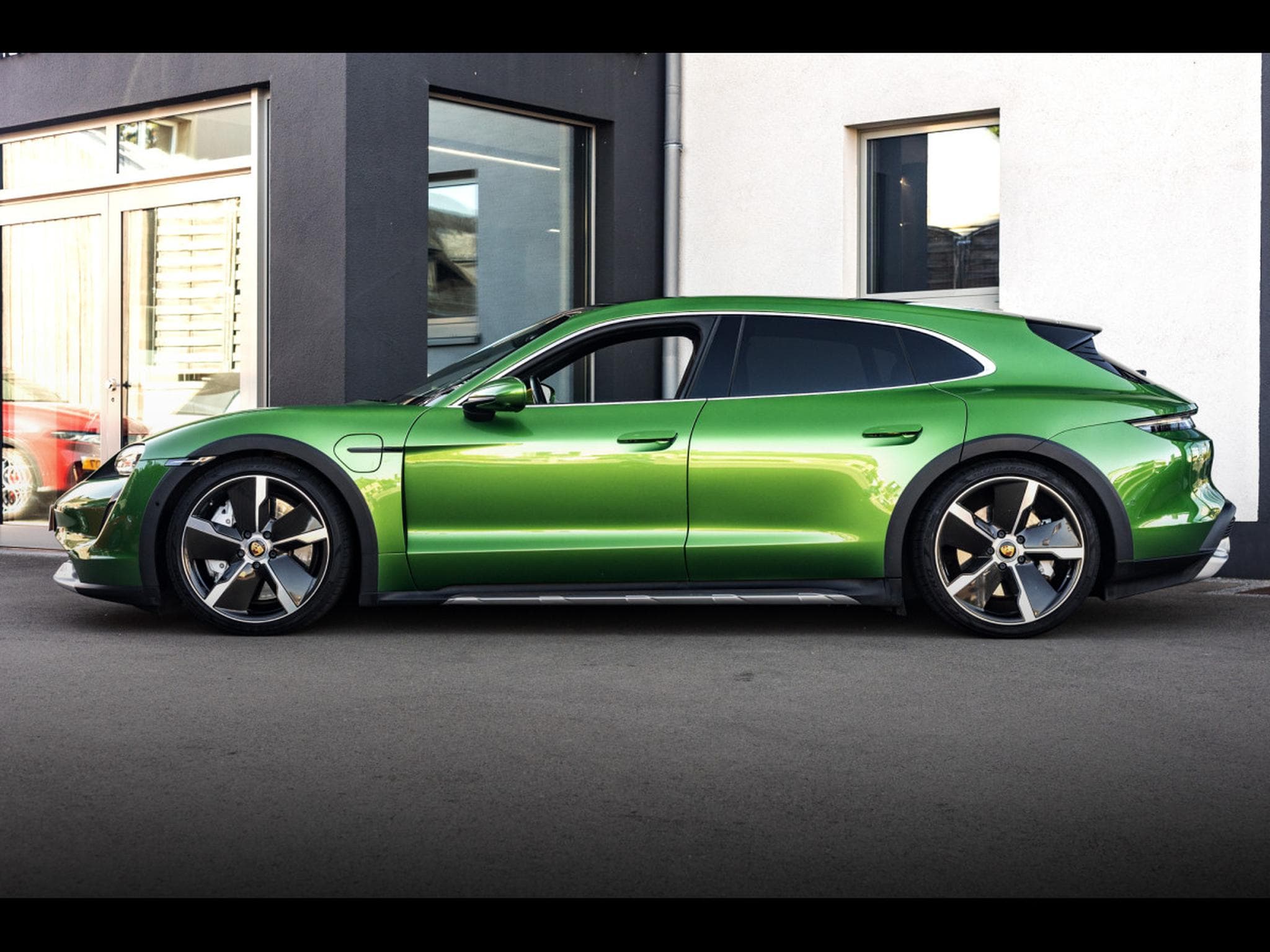 Porsche Taycan TURBO CROSS TURISMO (680 CH) – MAMBA GREEN METALLIC - APPROV (2022) - Photo 2