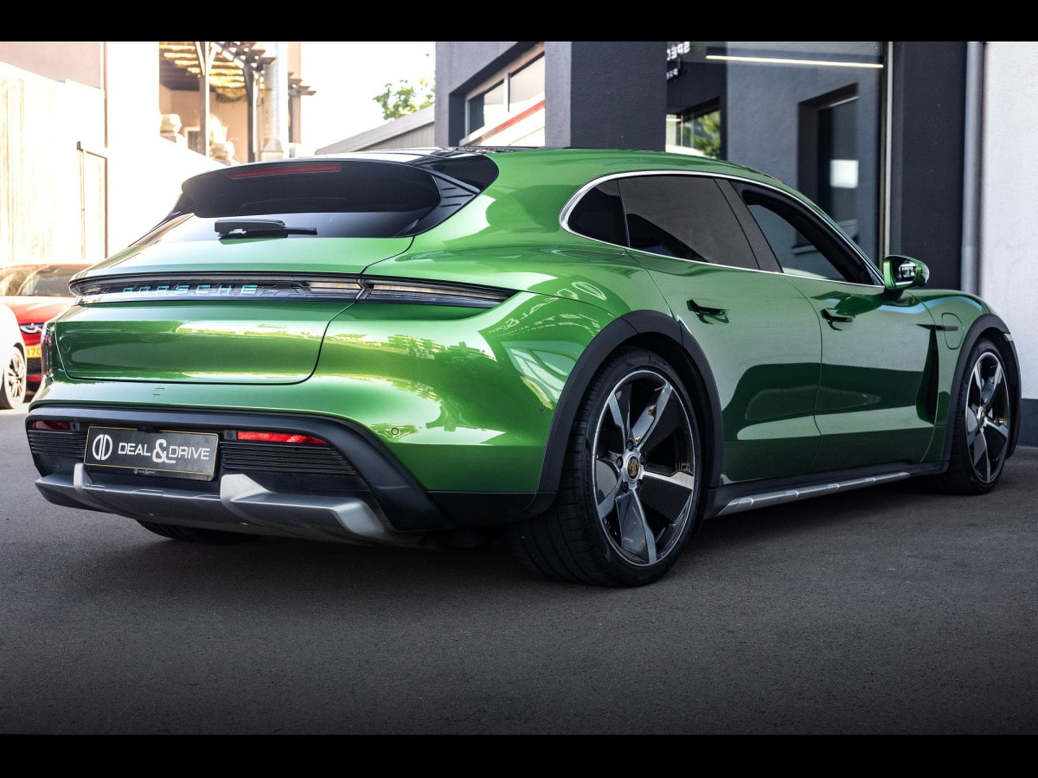Porsche Taycan TURBO CROSS TURISMO (680 CH) – MAMBA GREEN METALLIC - APPROV (2022) - Photo 7