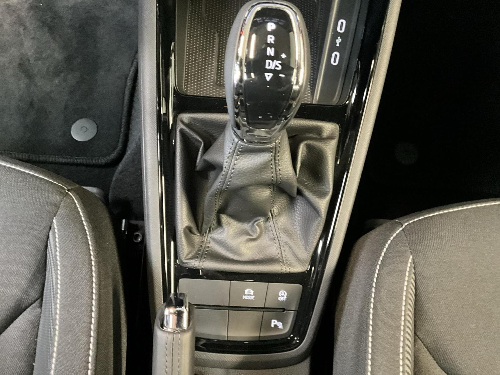 Skoda Kamiq Monte-Carlo+DSG+LED+P.Assisted+P.Park&Go (2025) - Photo 12