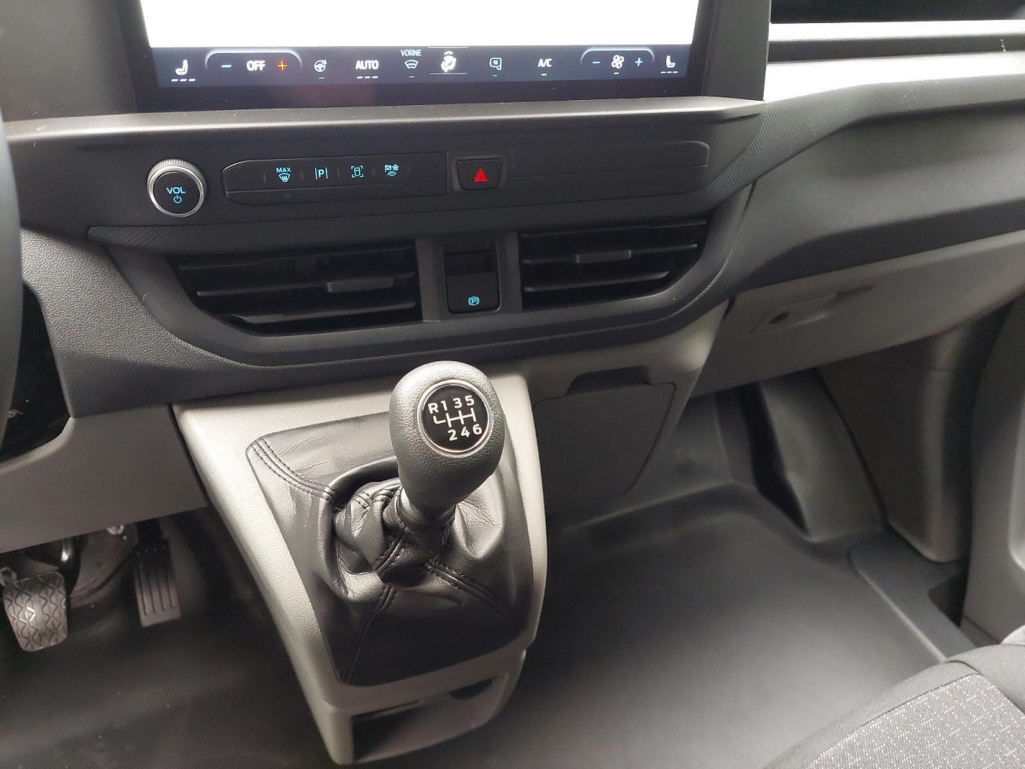 Ford Transit 2.0 ECOBLUE 136 L2H1 Trend (2025) - Photo 11