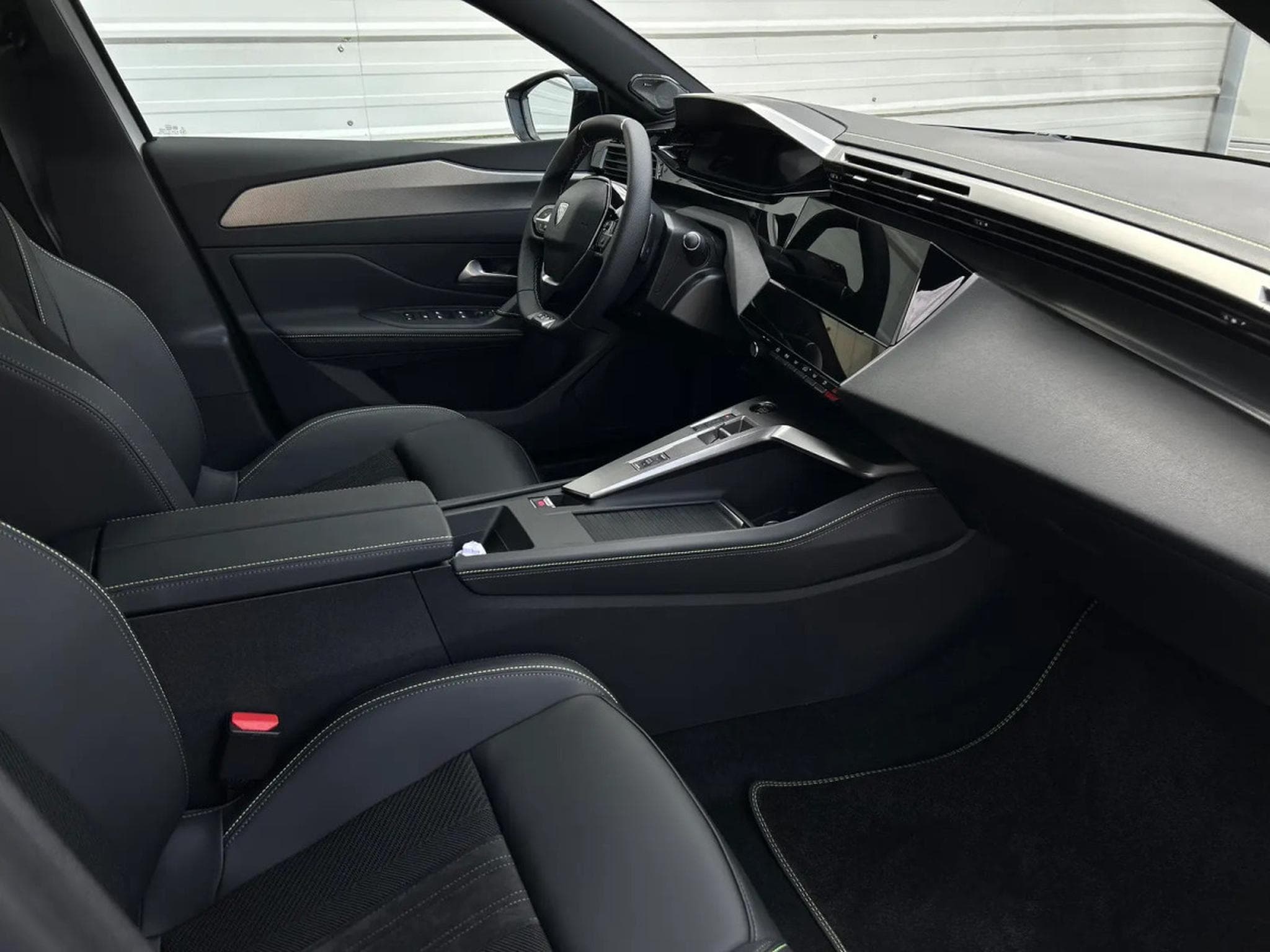 Peugeot 308 1.2 PureTech 145 e-DSC6 GT (2025) - Photo 9