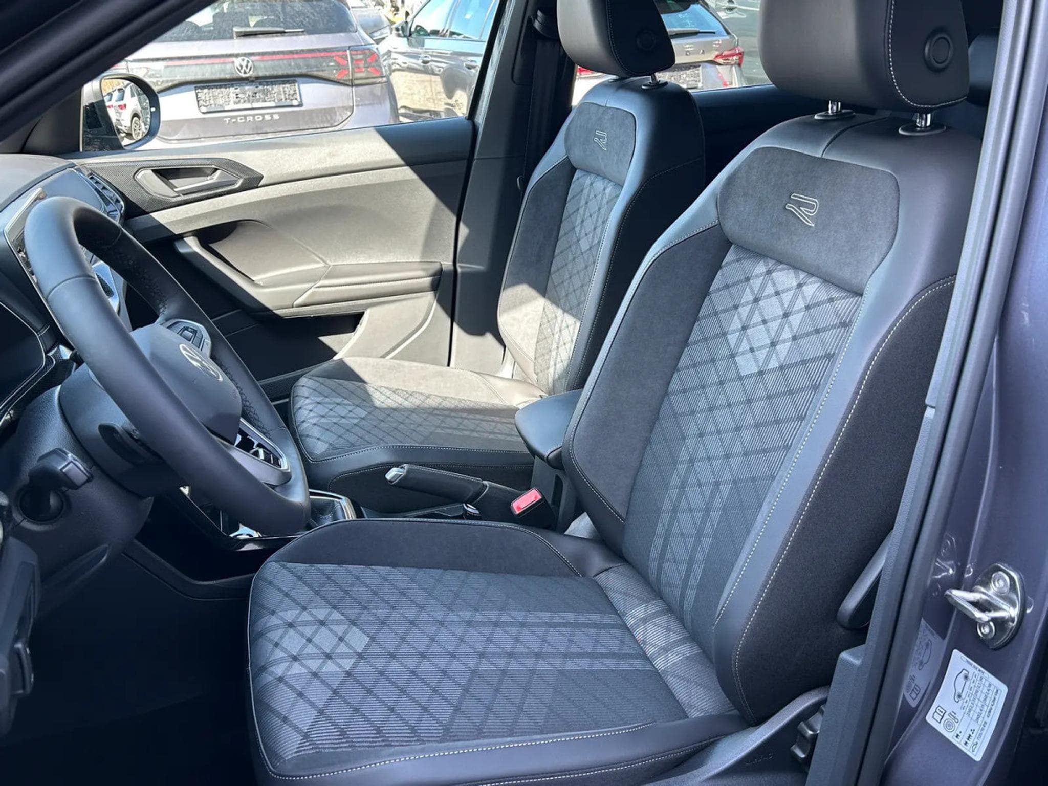 VW T-Cross 1.5 TSi 150 DSG R-Line (2026) - Photo 6