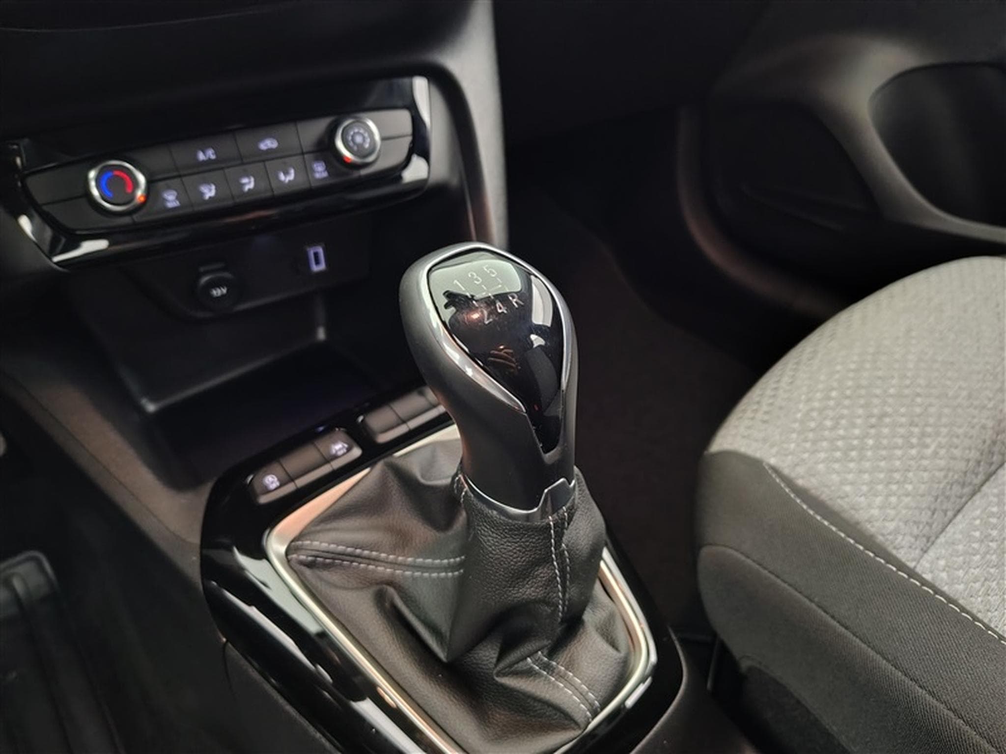 Opel Corsa Facelift 1.2i Edition CARPLAY (2024) - Photo 12