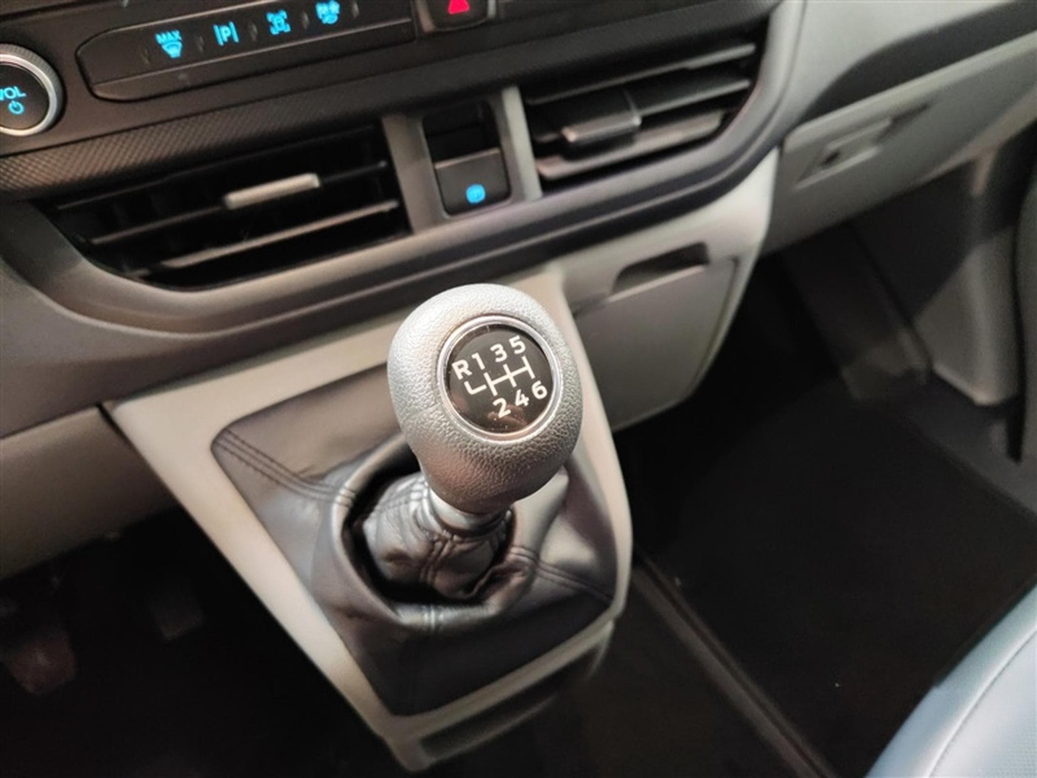 Ford Transit 2.0 TDCi L1H1 Limited CUIR/NAVI/FULL LED/PDC/CAMERA (2024) - Photo 12