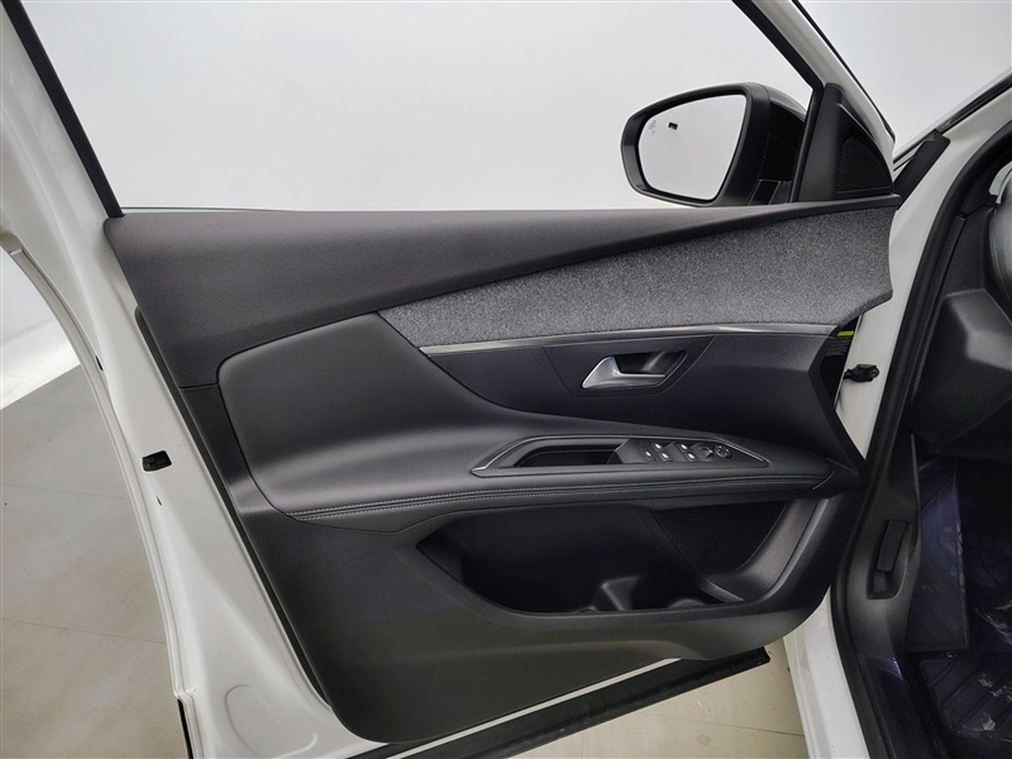 Peugeot 3008 1.6 Hybrid 225cv Allure NAVI / FULL LED / CAMERA / KEYLESS (2023) - Photo 17