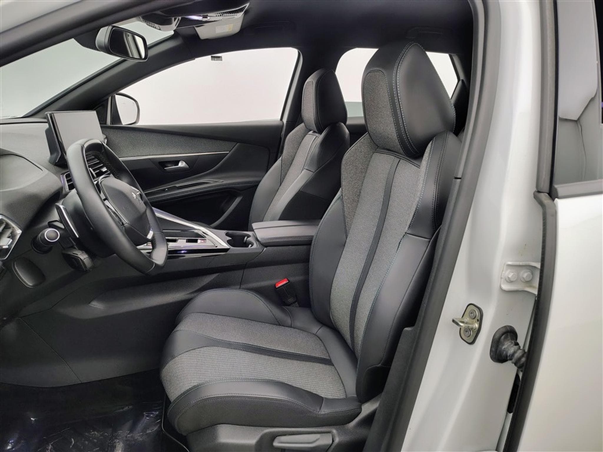 Peugeot 3008 1.6 Hybrid 225cv Allure NAVI / FULL LED / CAMERA / KEYLESS (2023) - Photo 7
