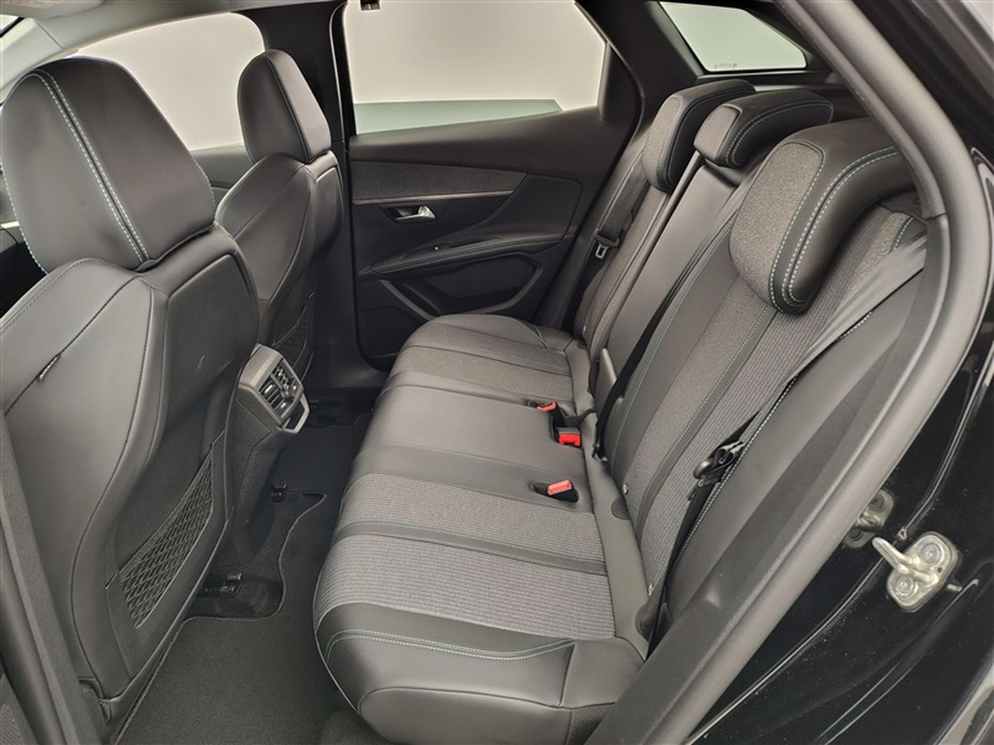 Peugeot 3008 1.2 PureTech Allure Pack S-CUIR/NAVI/LED/JA18/PDC (2022) - Photo 12