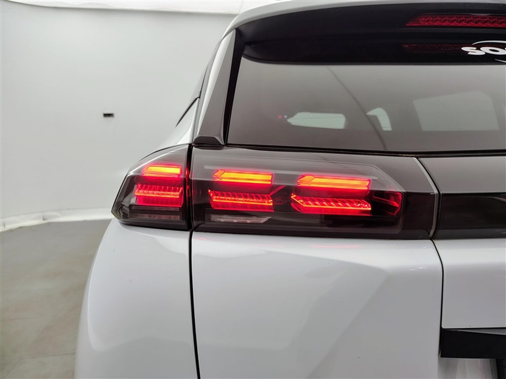 Peugeot 2008 1.2 PureTech Allure NAVI / FULL LED / CARPLAY / S-CUIR (2024) - Photo 15