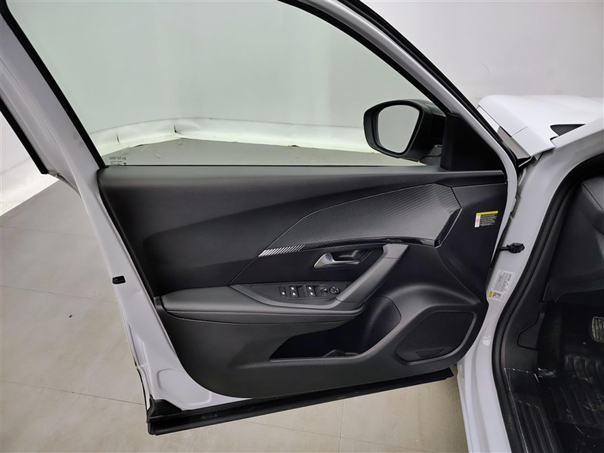 Peugeot 2008 1.2 PureTech Allure NAVI / FULL LED / CARPLAY / S-CUIR (2024) - Photo 16
