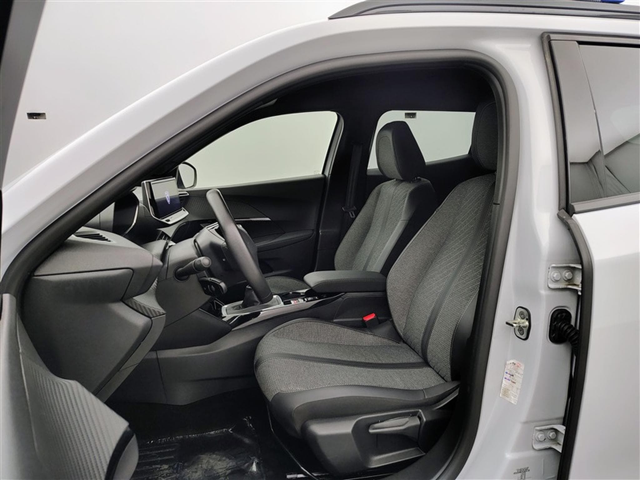 Peugeot 2008 1.2 PureTech Allure NAVI / FULL LED / CARPLAY / S-CUIR (2024) - Photo 6