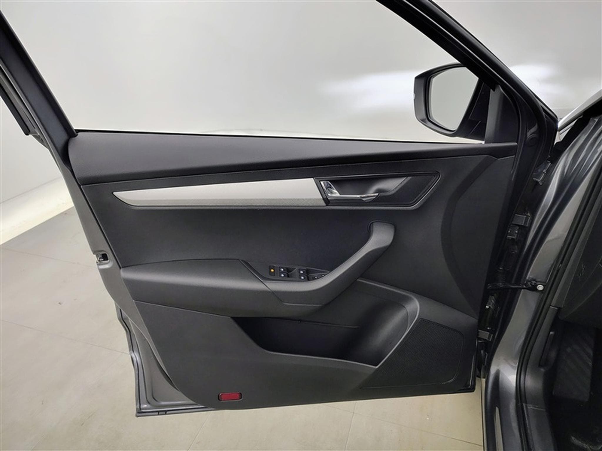 Skoda Karoq 1.0 TSI Clever CARPLAY / FULL LED / CLIM (2023) - Photo 17