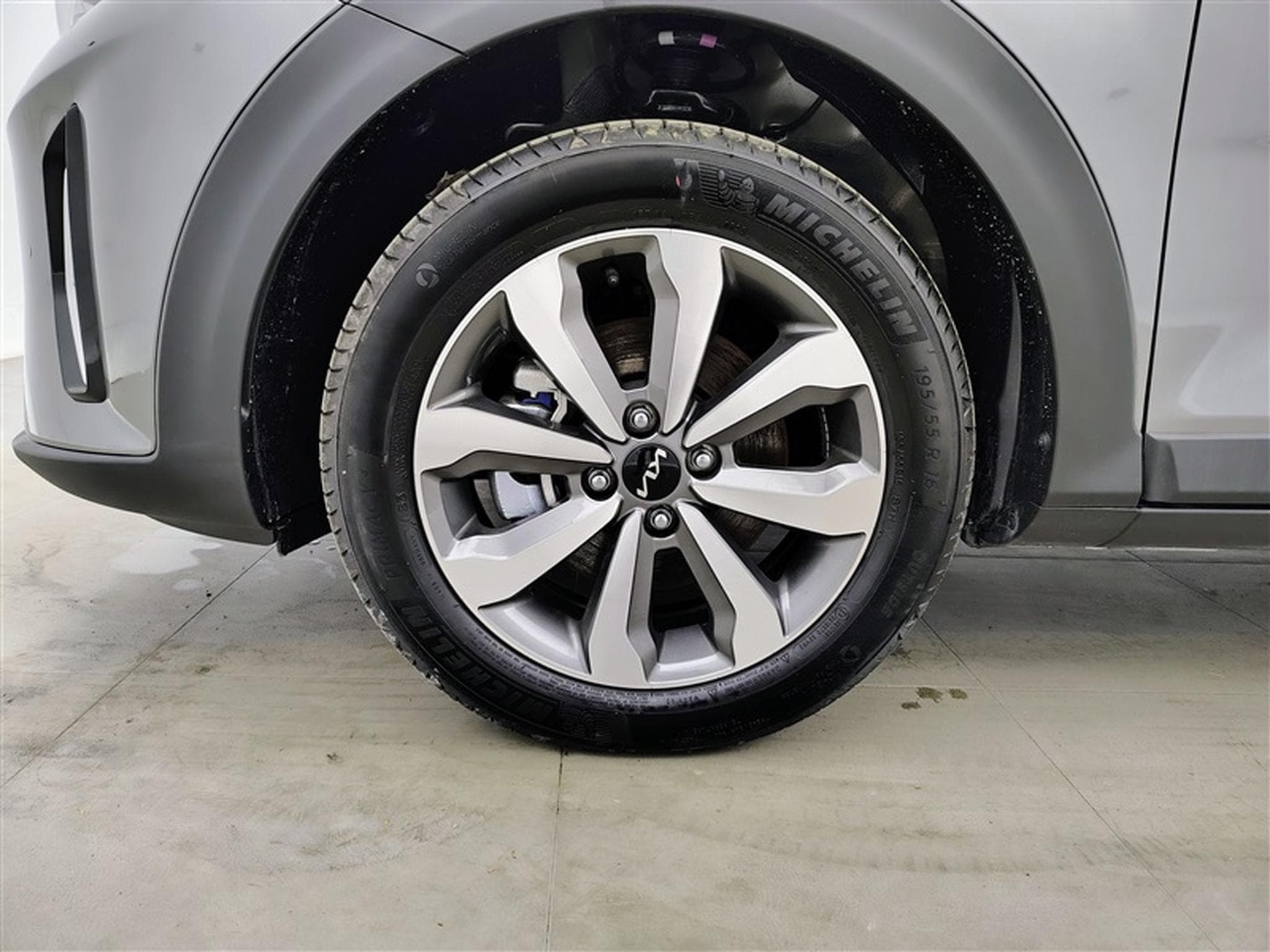 Kia Stonic 1.2 MPI 79cv Silver NAVI / CAMERA / CARPLAY / ALU (2025) - Photo 6