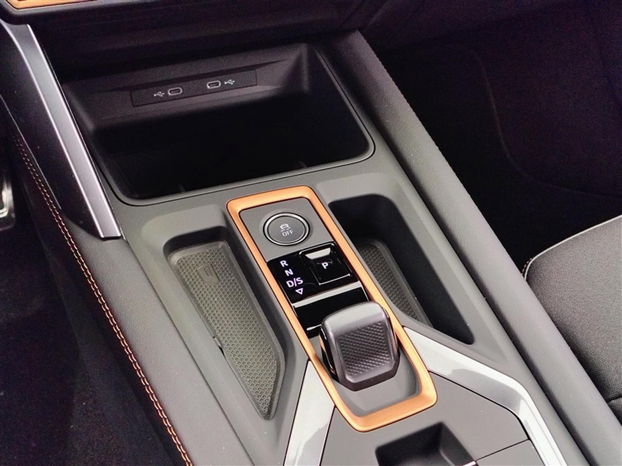 Cupra Formentor 1.5 eTSI 150Cv DSG FULL LED / S-CUIR / CARPLAY (2025) - Photo 12